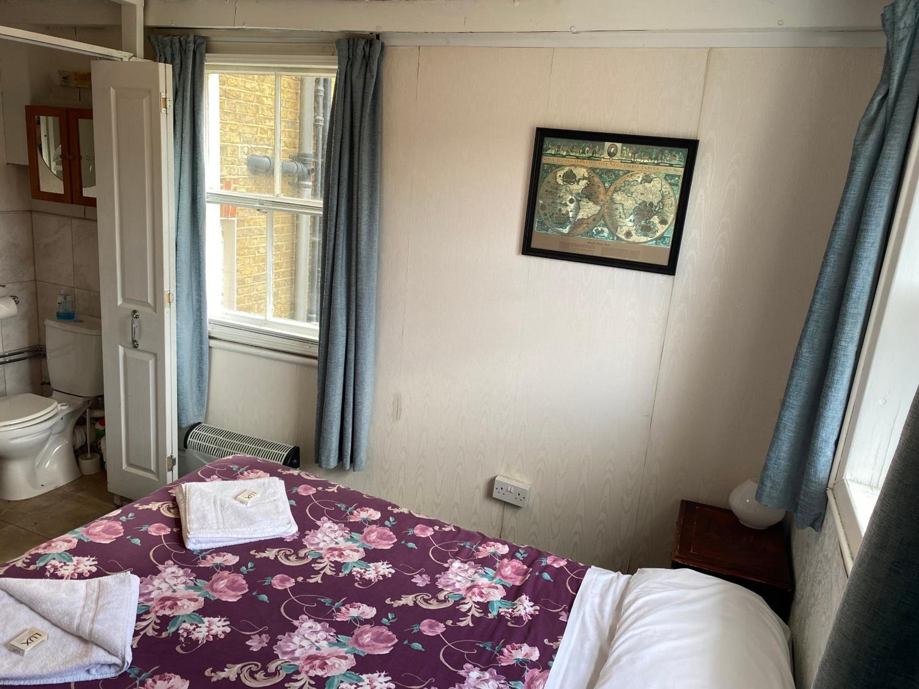 Double Room with Shared Bathroom photo 2