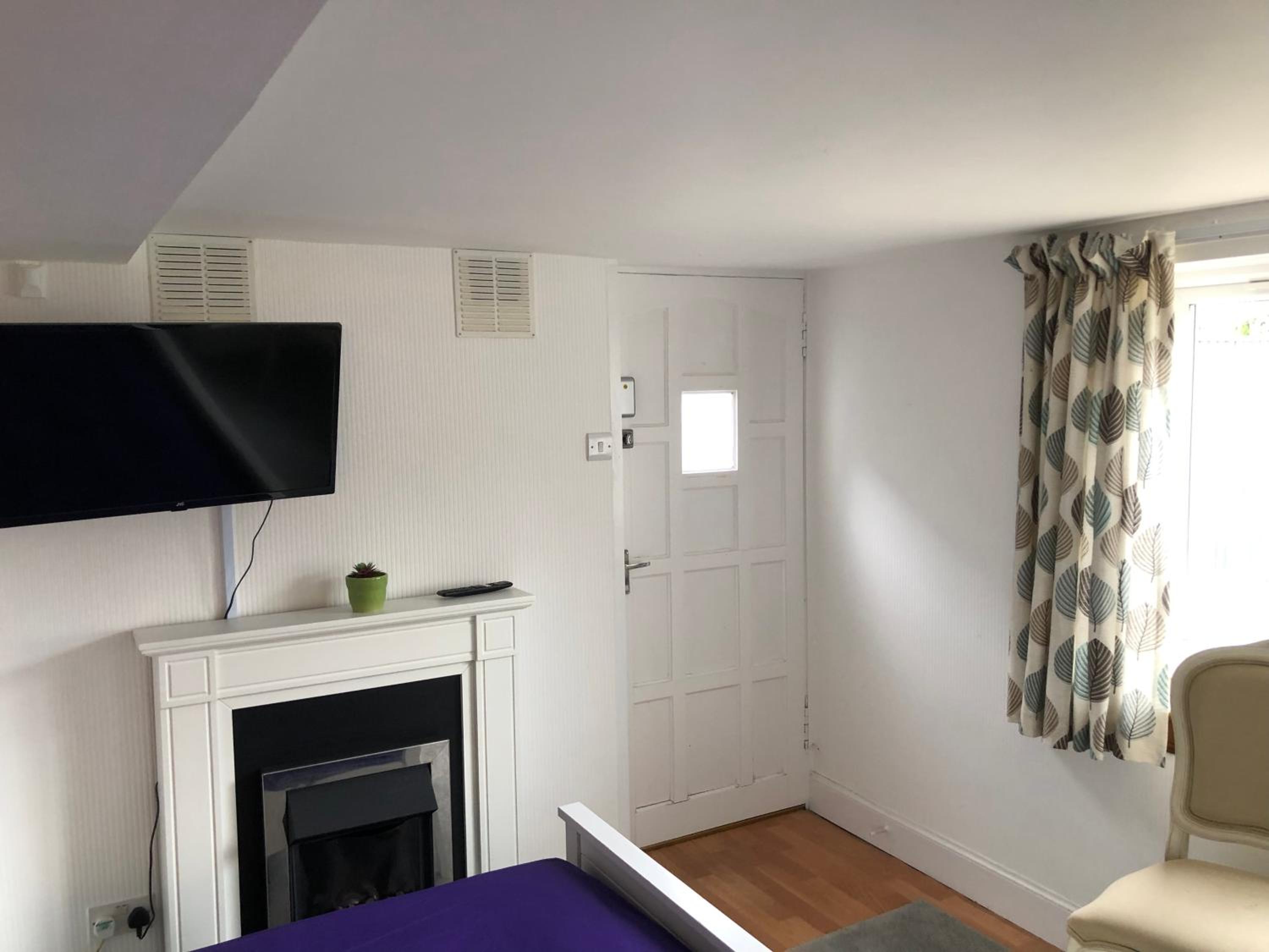 Double Room with Patio - Photo 10