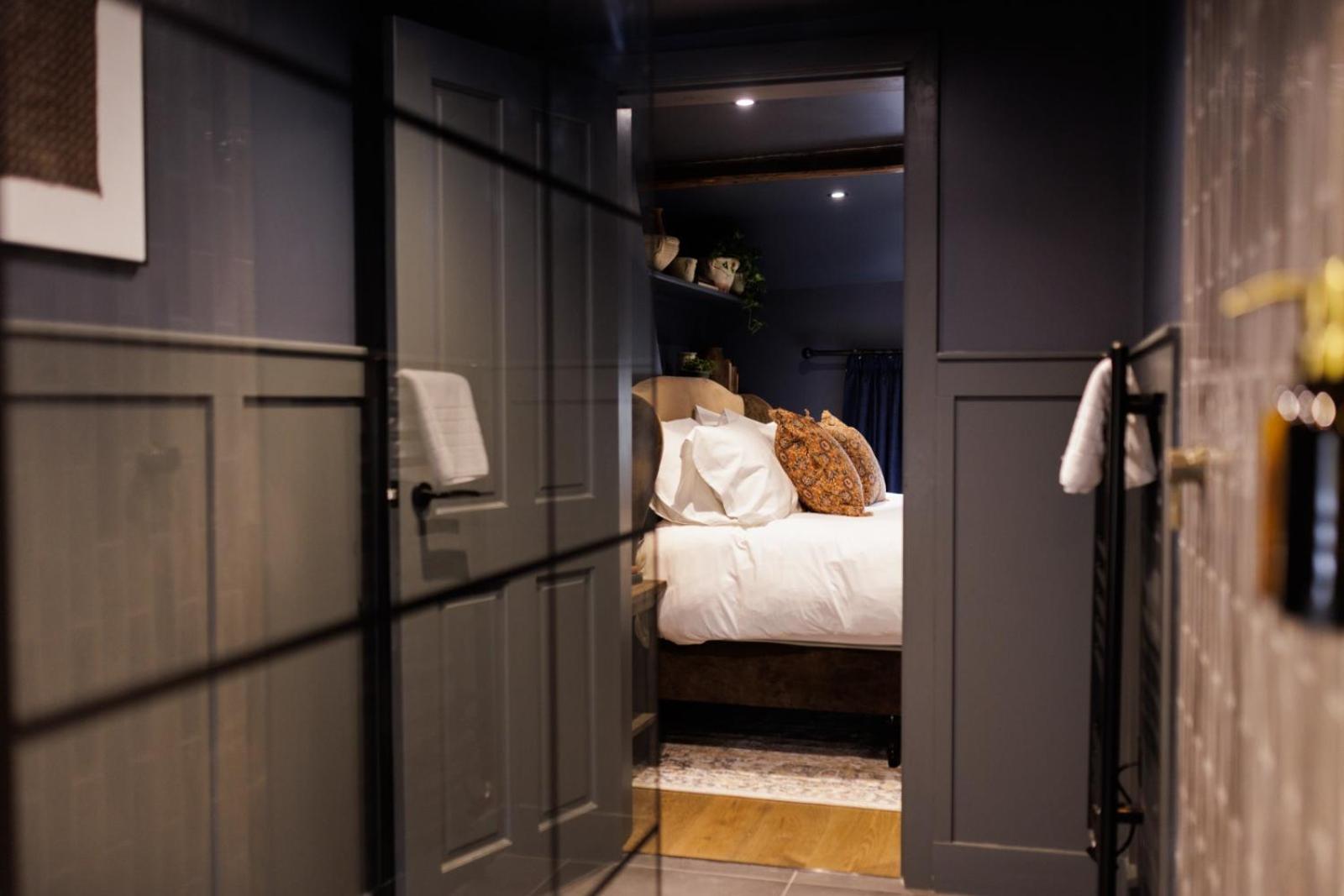 Standard Double Room - Photo 16
