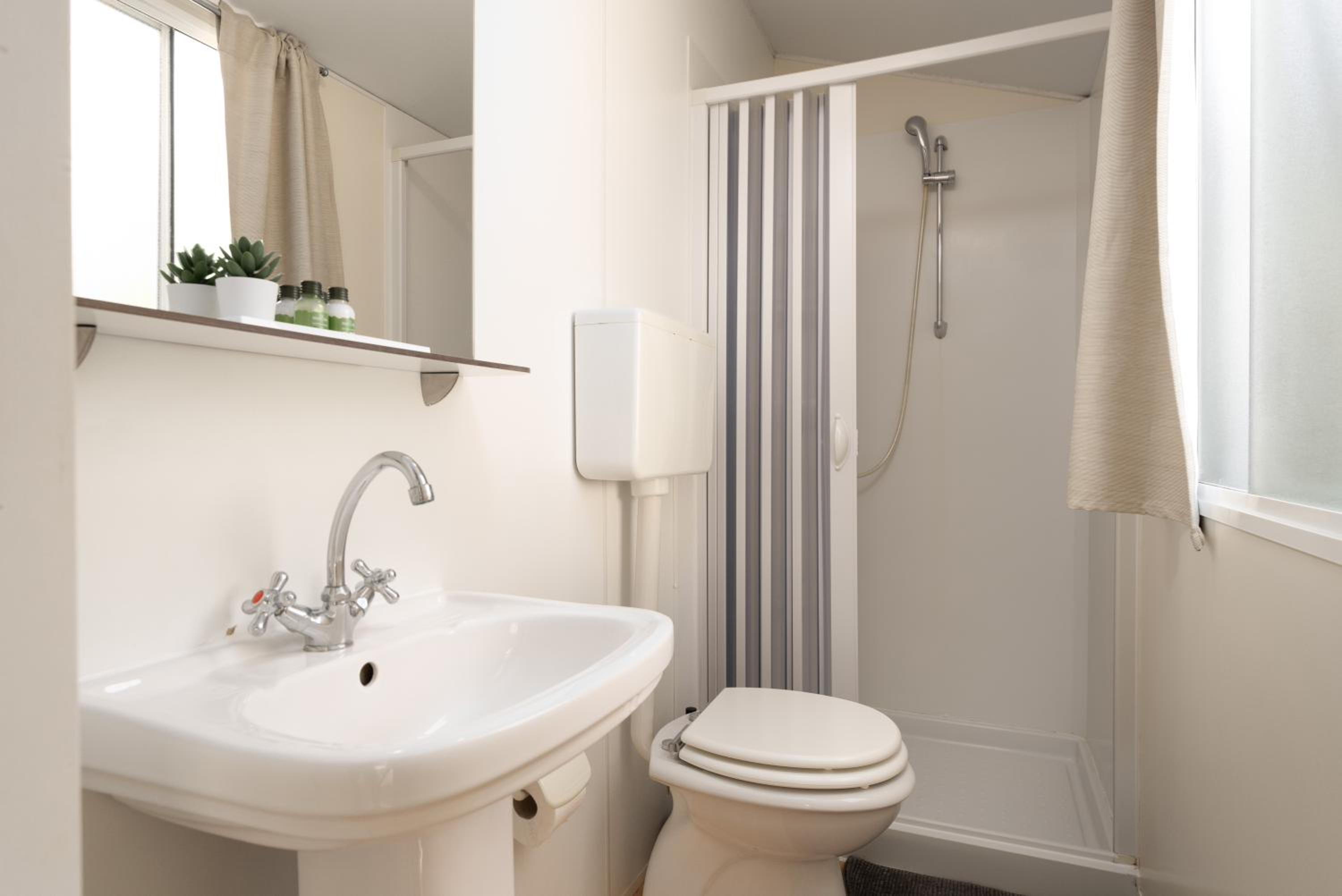 Standard Two-Bedroom Mobile Home with Garden View  - Photo 8