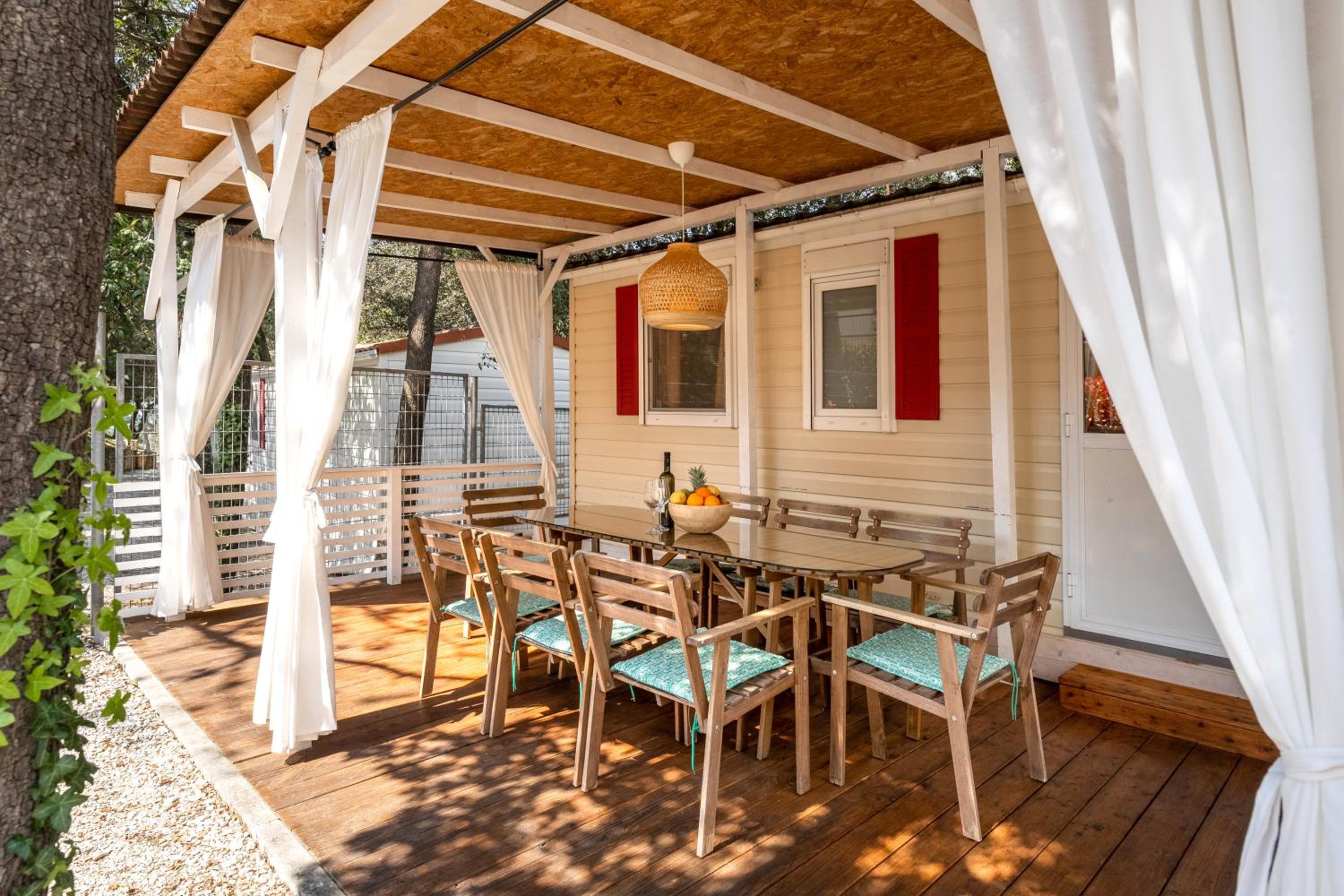 Superior Three-Bedroom Mobile Home with Garden View photo 2