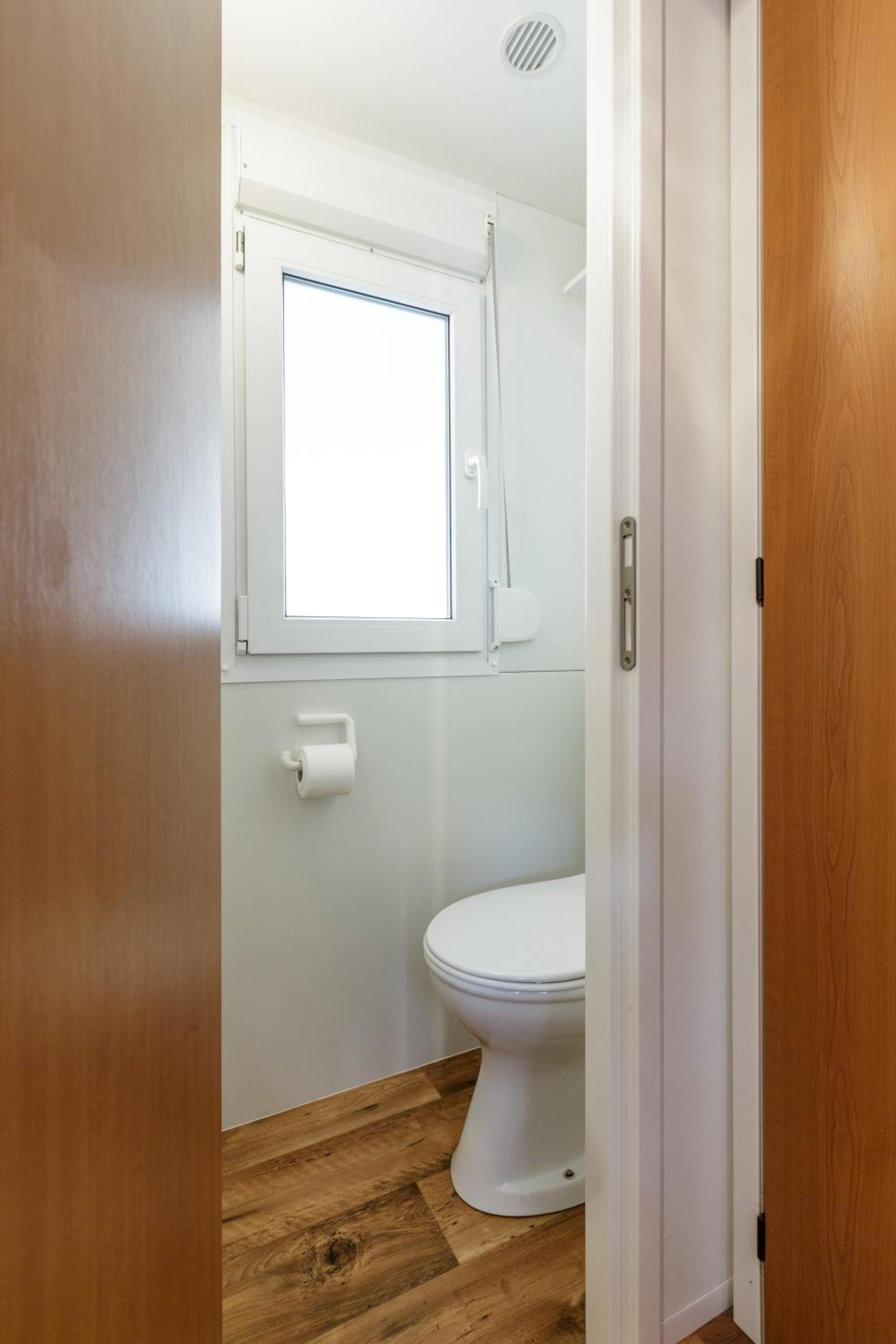 Superior Three-Bedroom Mobile Home with Garden View photo 3