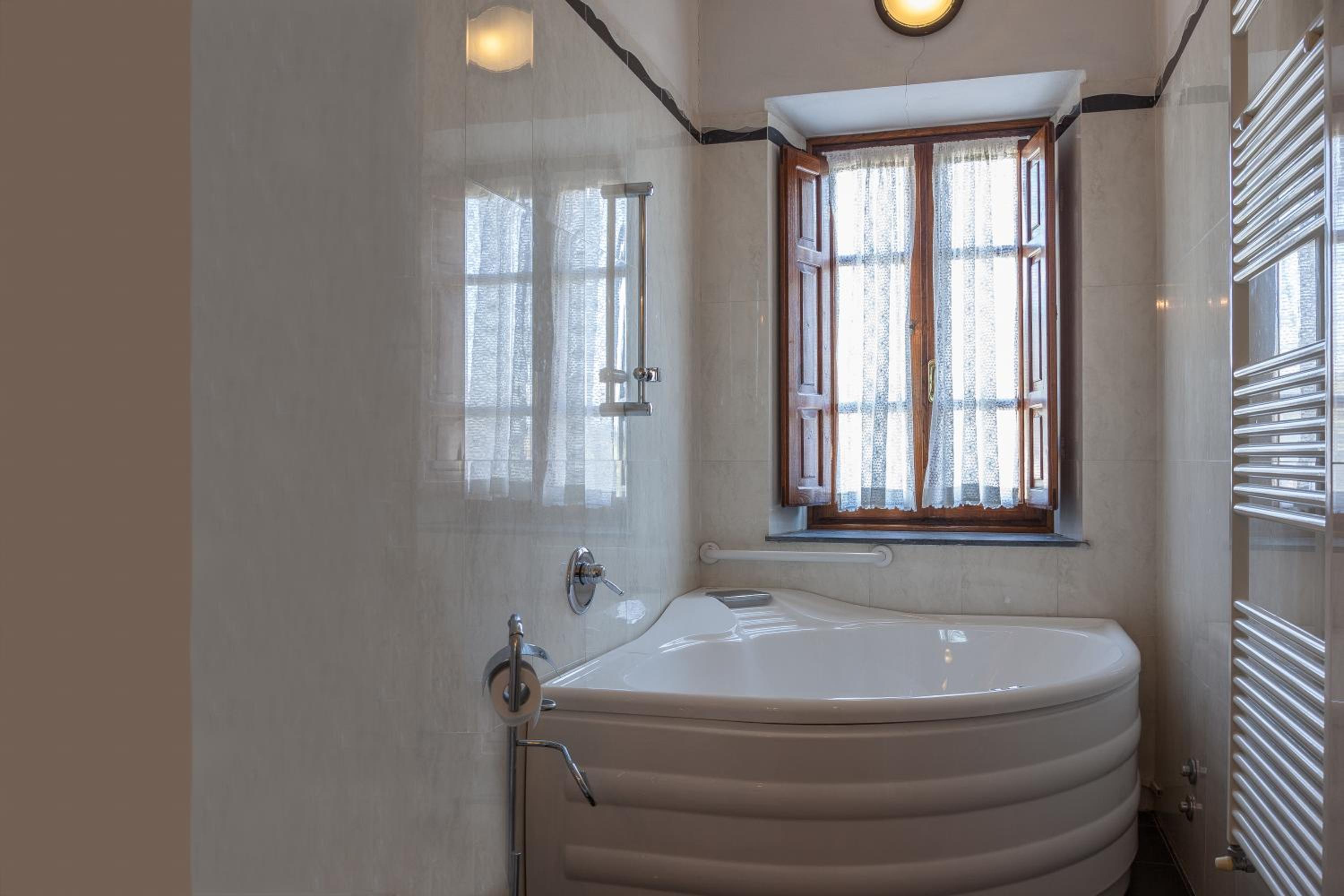 Suite - Photo 13
