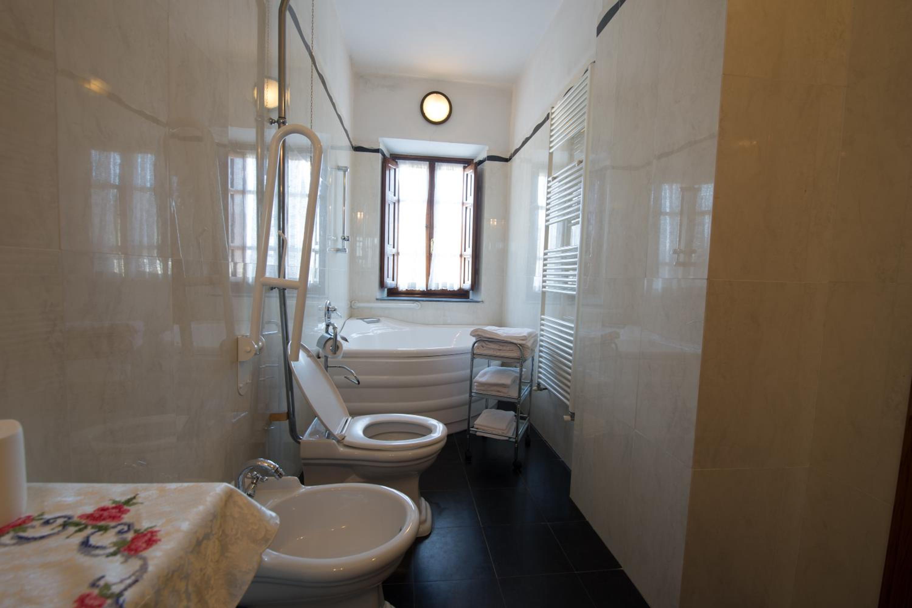 Suite - Photo 11