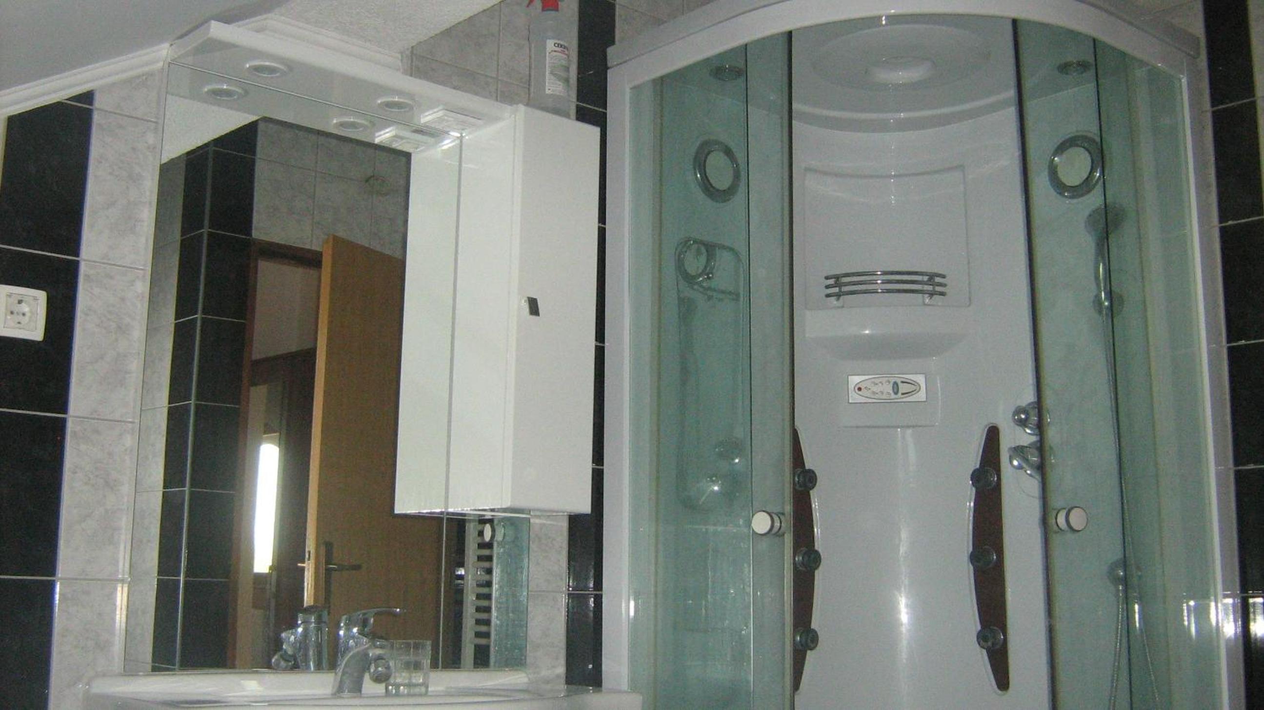 Family Room with Private Bathroom photo 2
