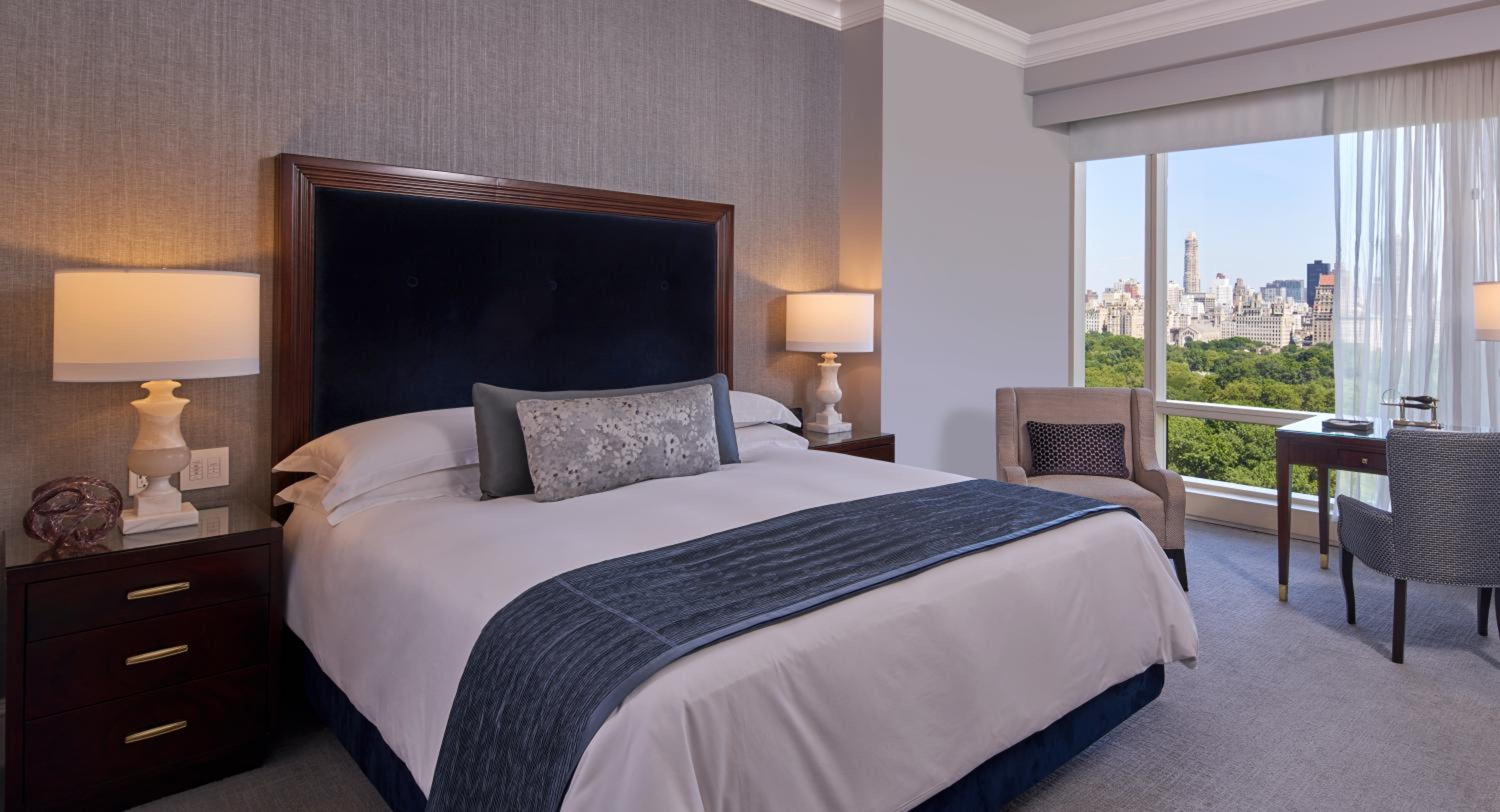 Deluxe King Room thumbnail 5