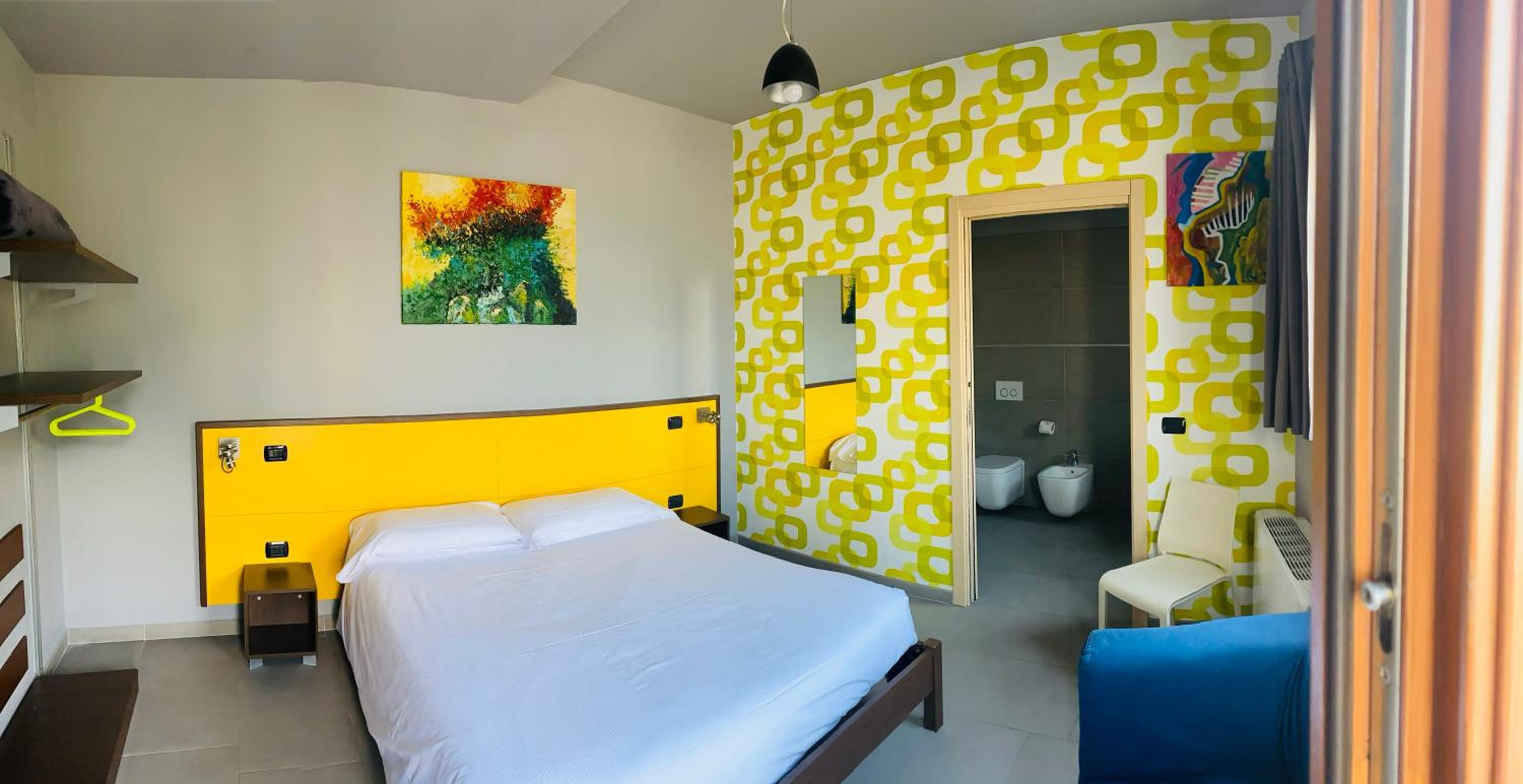 Queen Room with Lake View - Photo 1