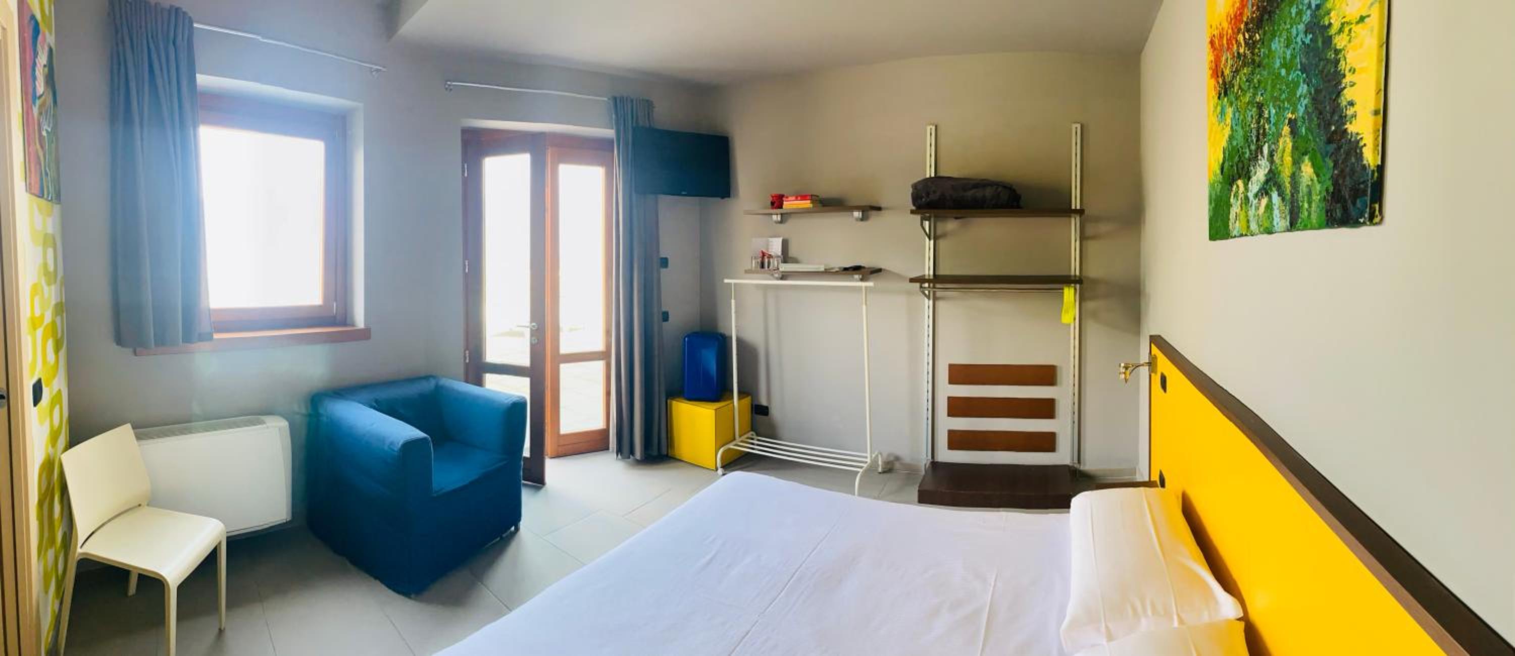 Queen Room with Lake View - Photo 2