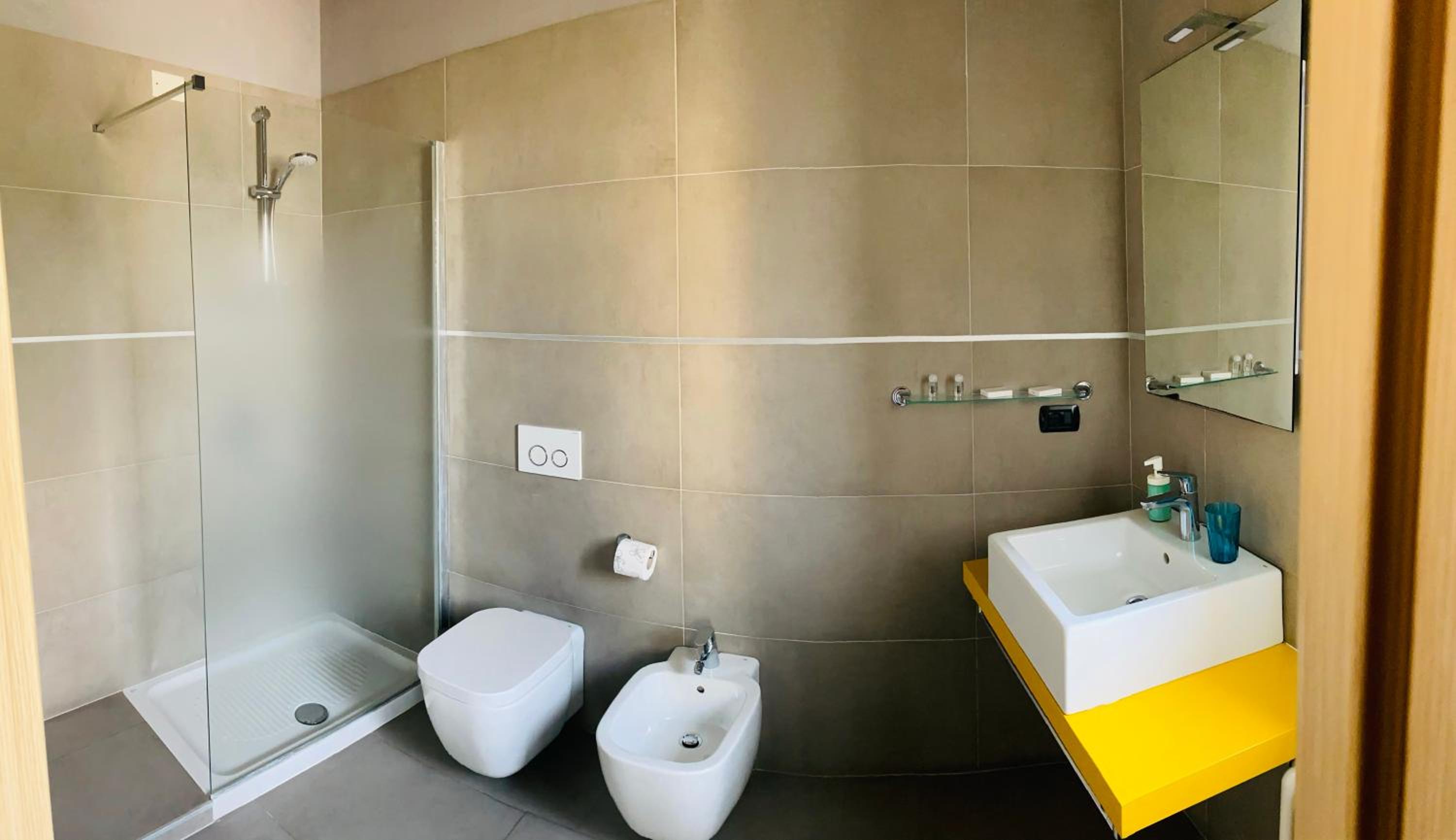Queen Room with Lake View - Photo 3