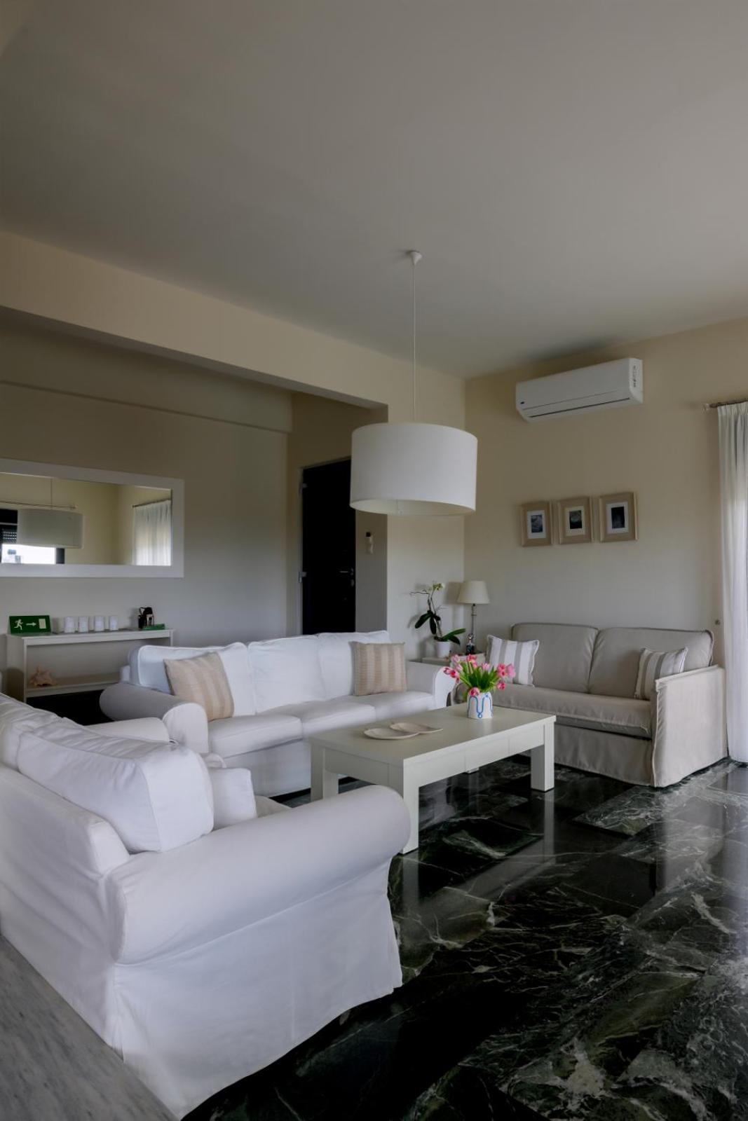 Three-Bedroom Villa photo 2