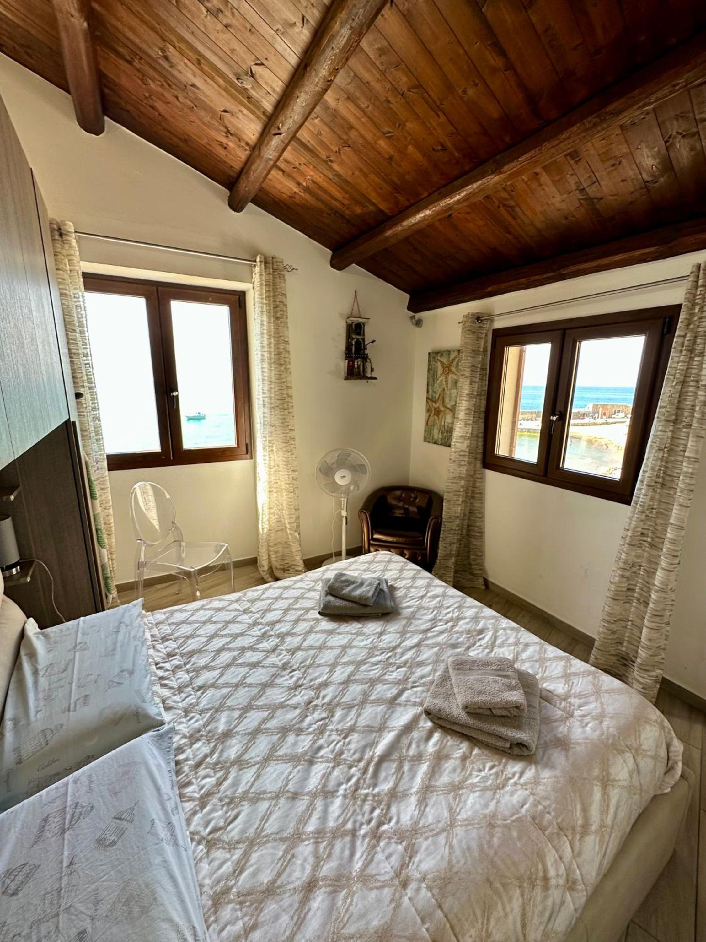 Appartamento con due camere vista mare con balcone