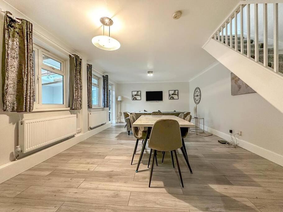 Three-Bedroom House photo 2