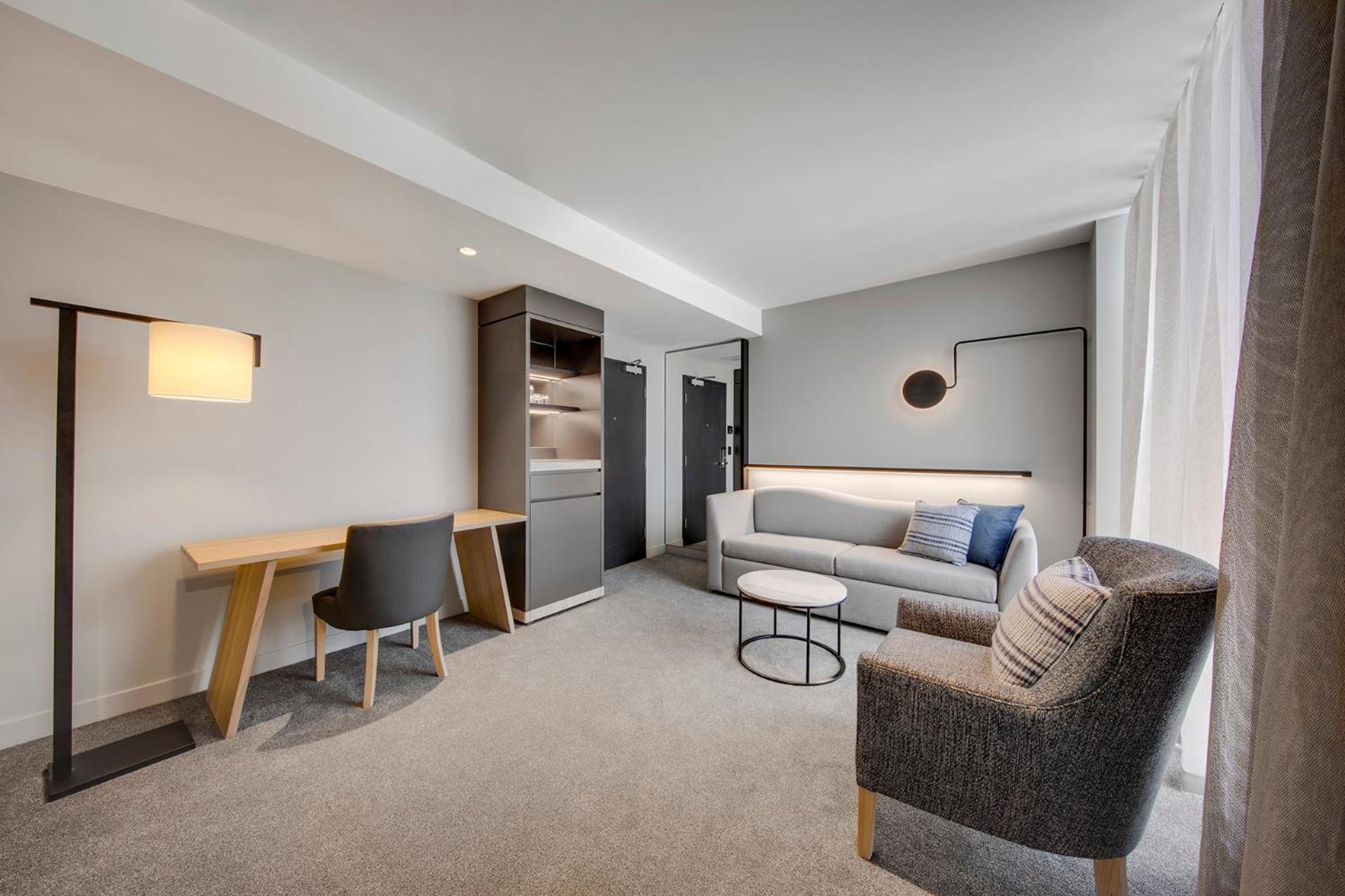 Deluxe Queen Suite - Photo 2