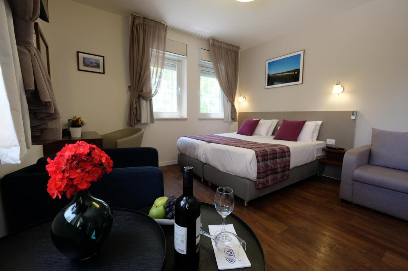 Twin Room with Sofa and Garden View