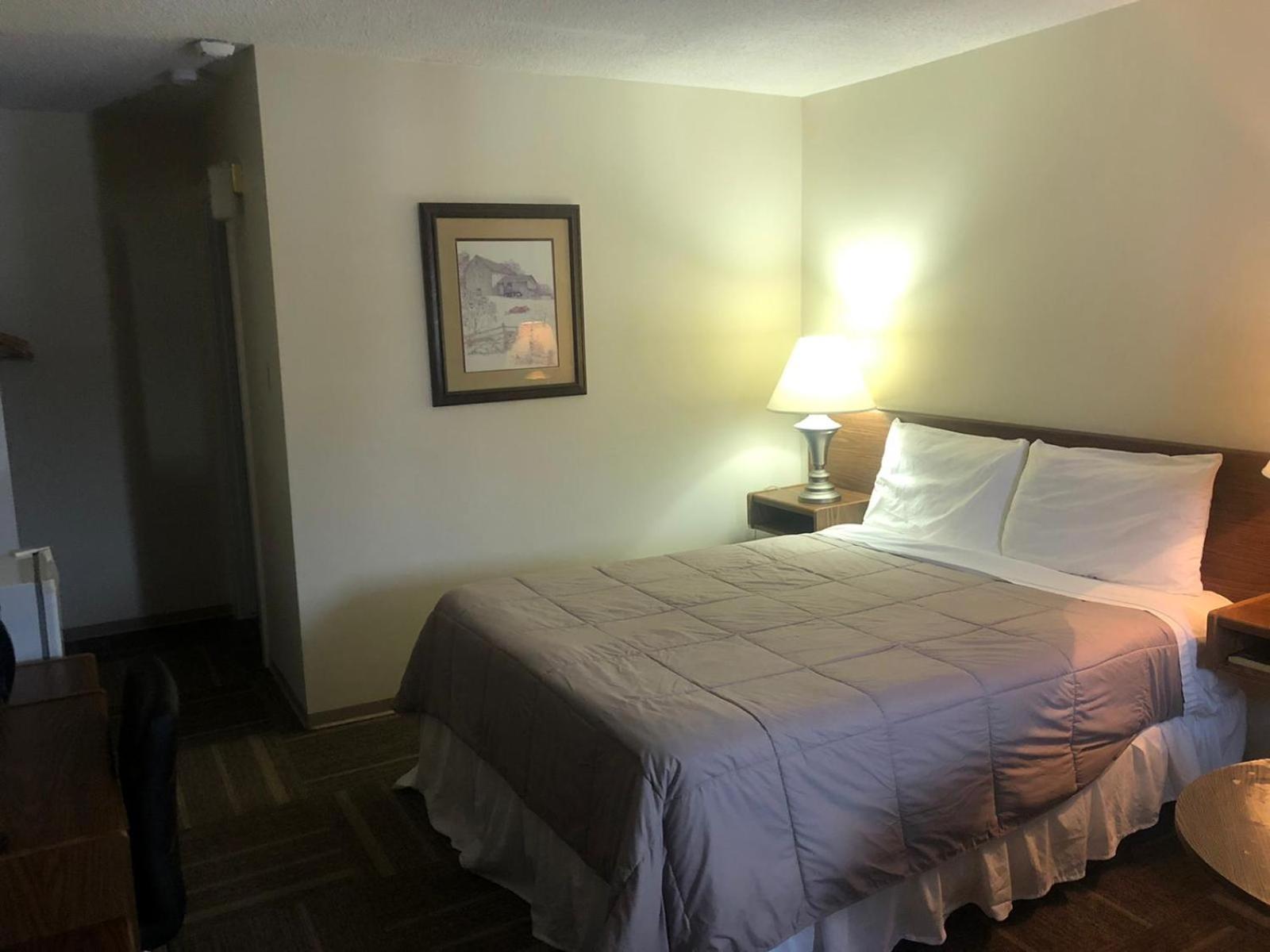 Queen Room photo 2