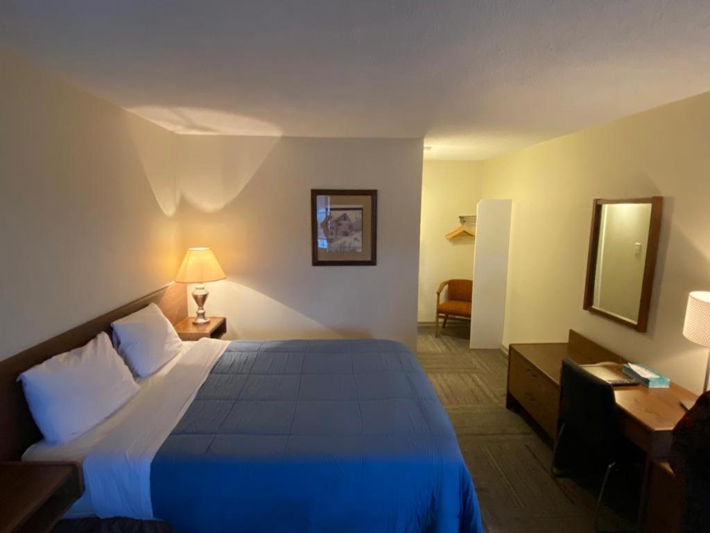 Queen Room photo 1