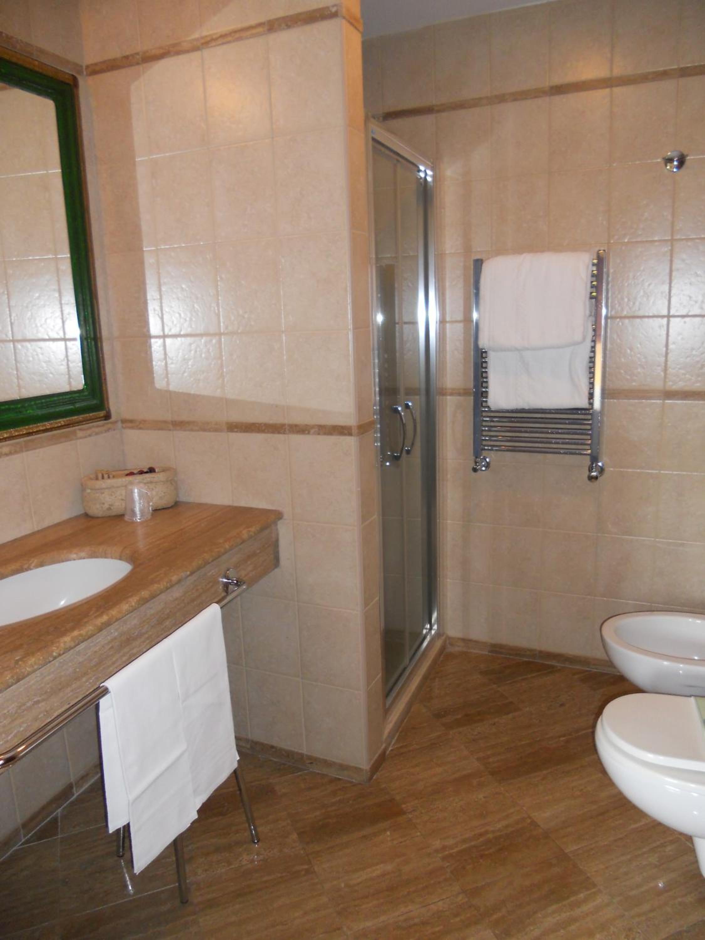 Standard Double Room - Photo 5