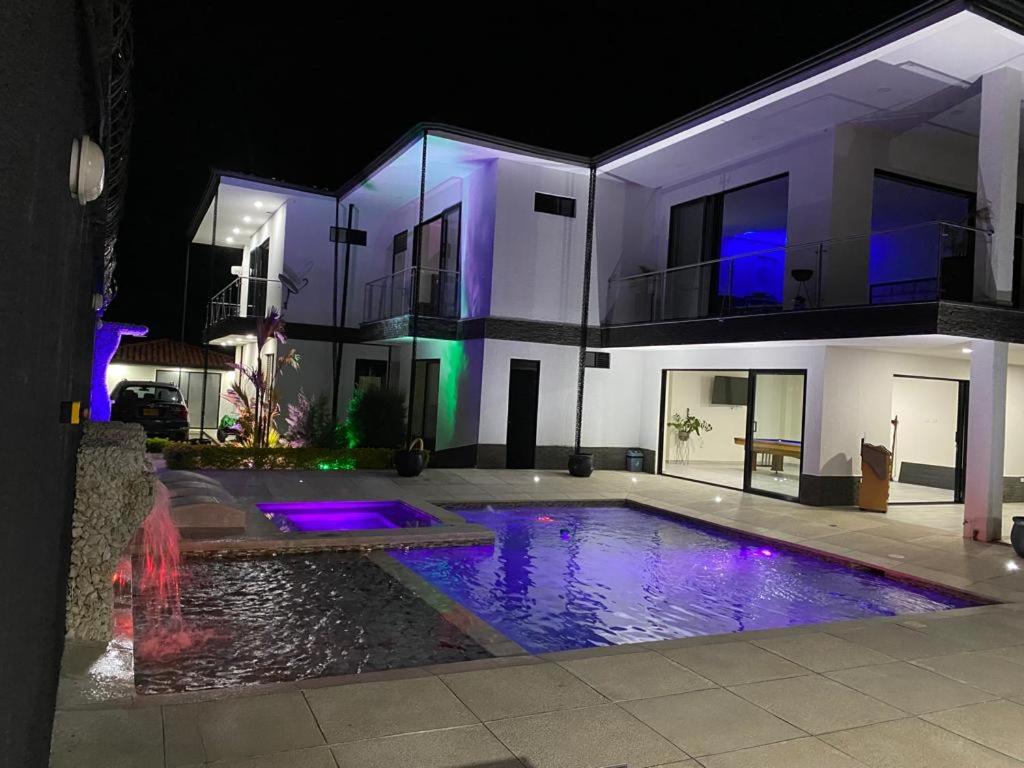 Five-Bedroom House photo 1
