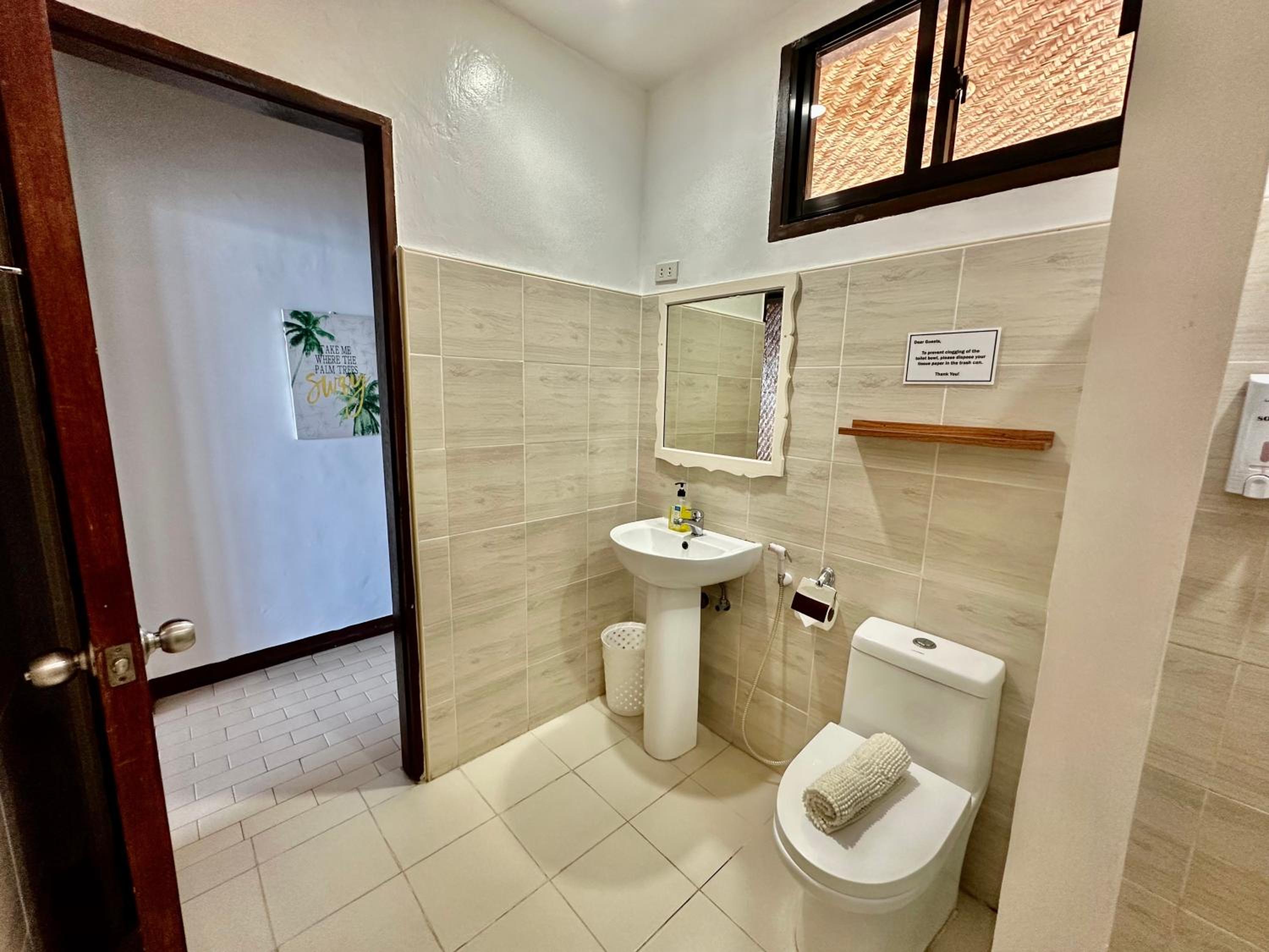 Double Room with Balcony and Sea View - Photo 7
