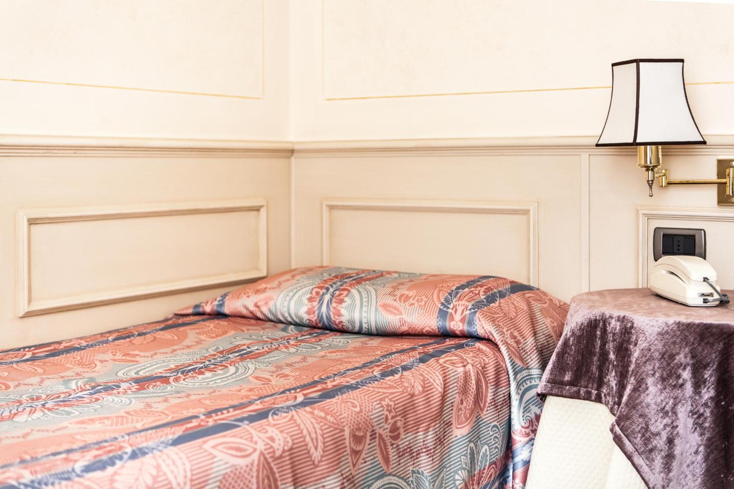 Single Room - Photo 2