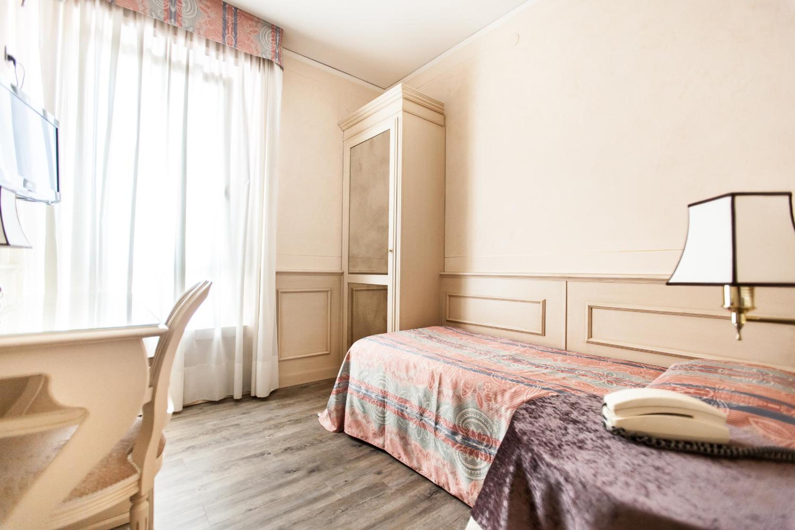 Single Room - Photo 8