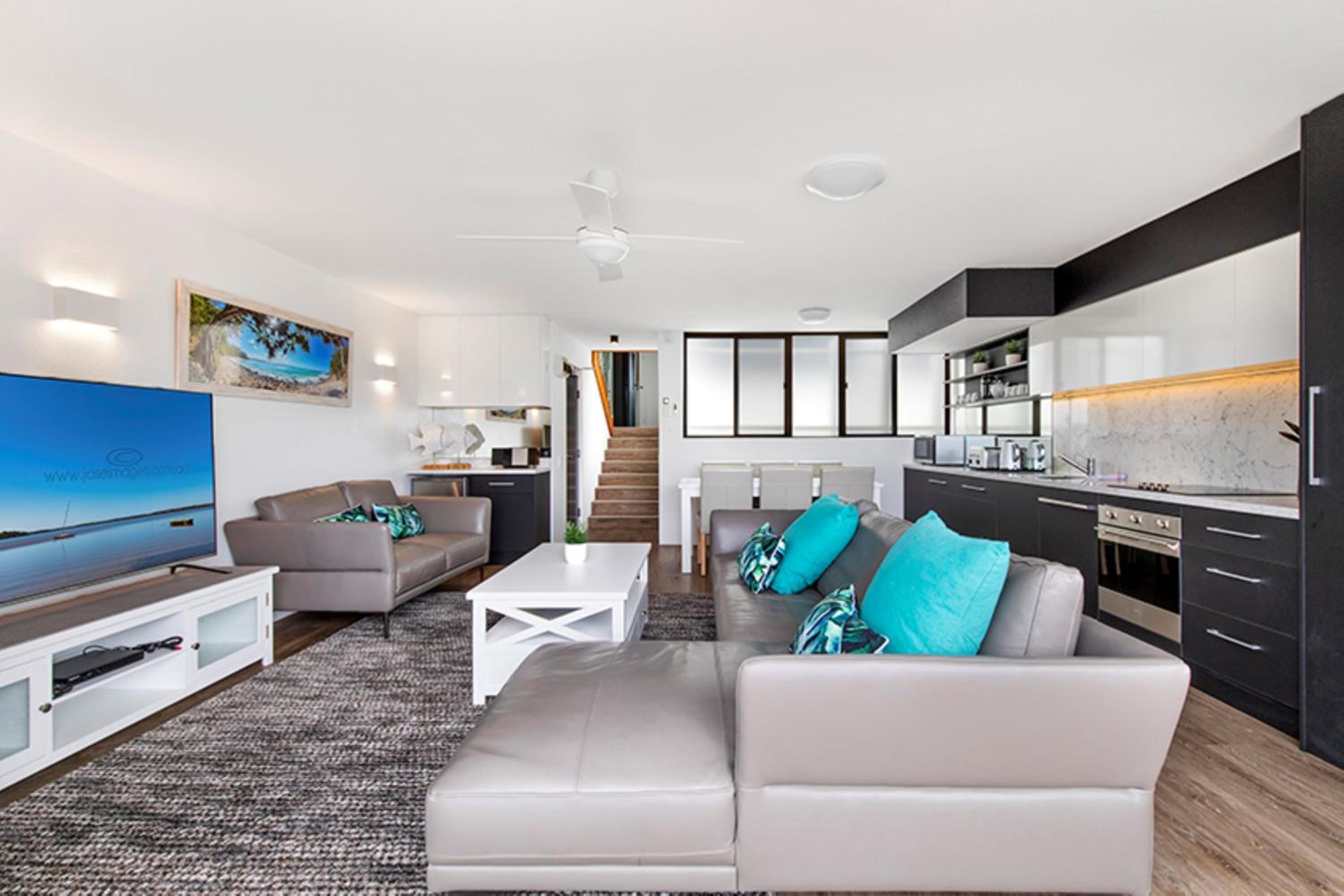 Deluxe Three-Bedroom Apartment with Palm View photo 3