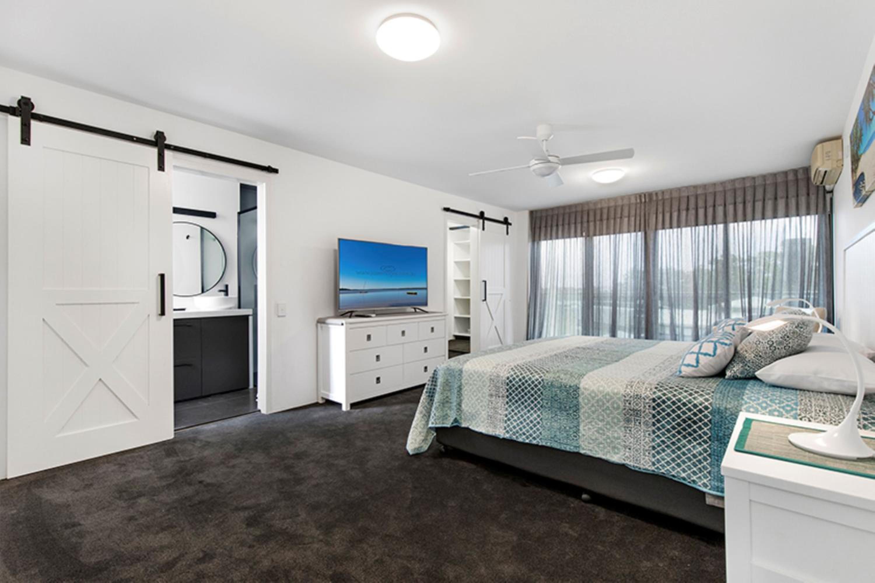 Deluxe Three-Bedroom Apartment with Palm View photo 2