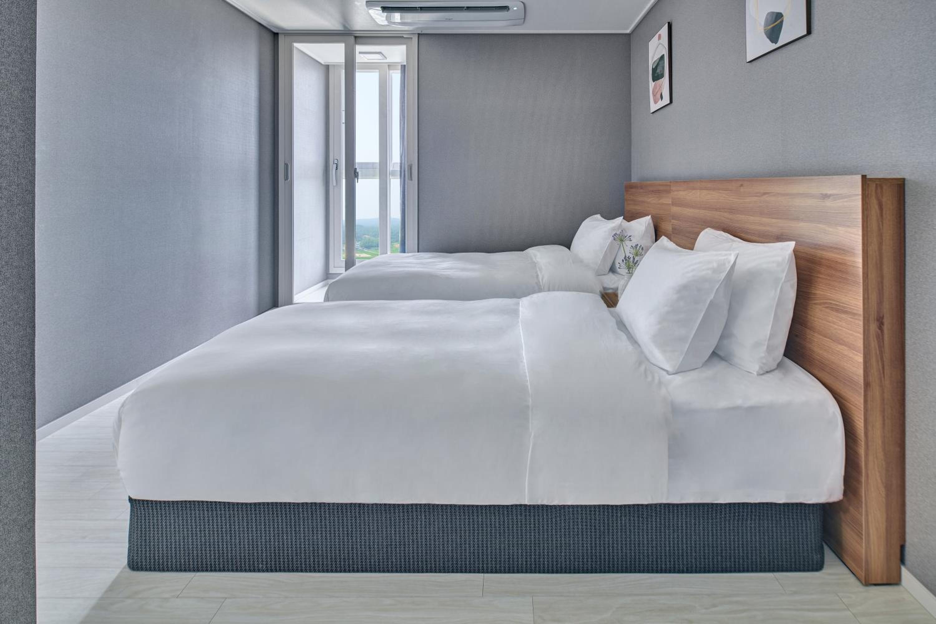 Superior Suite Twin - Photo 2