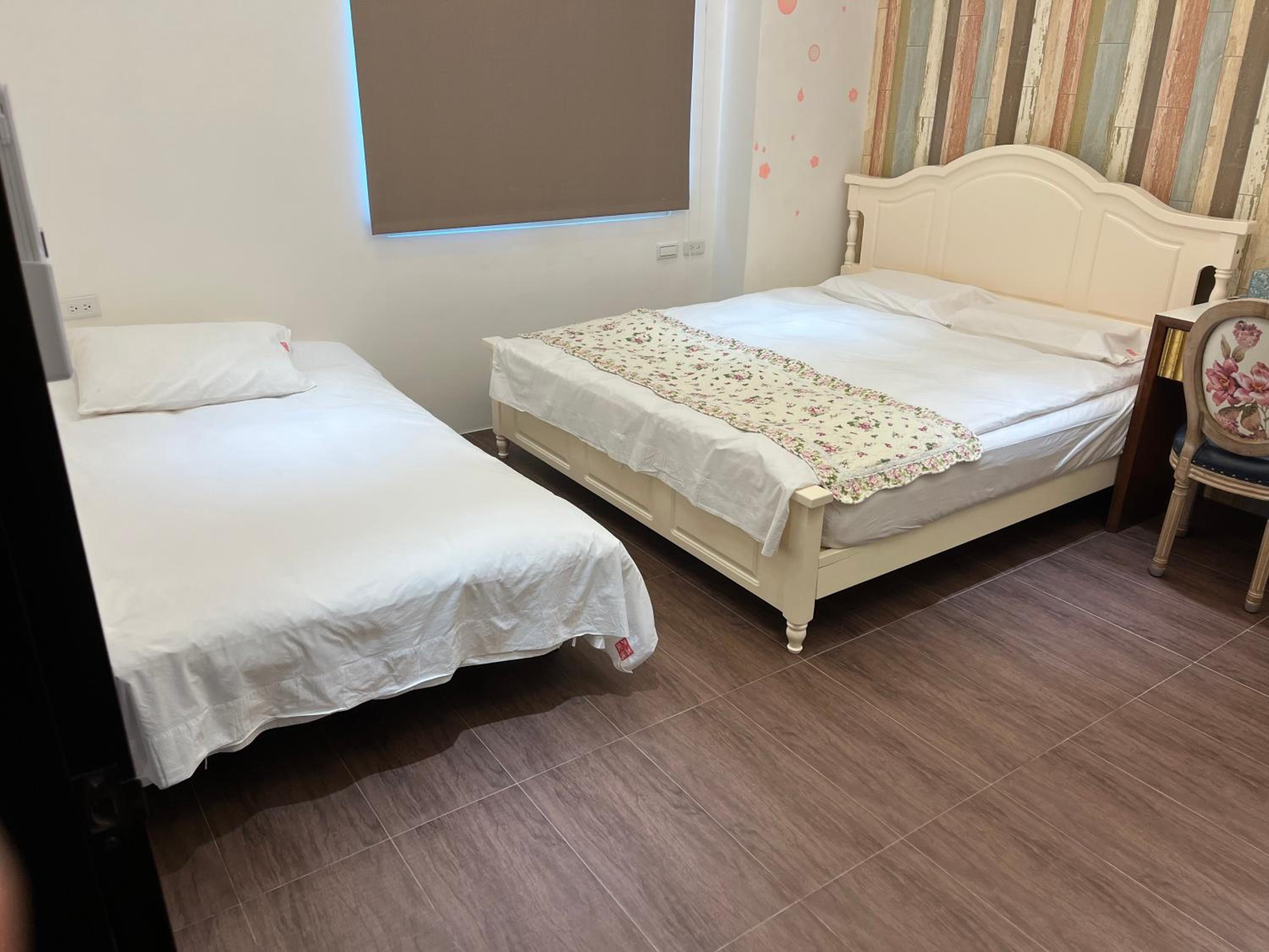 Queen Room photo 2