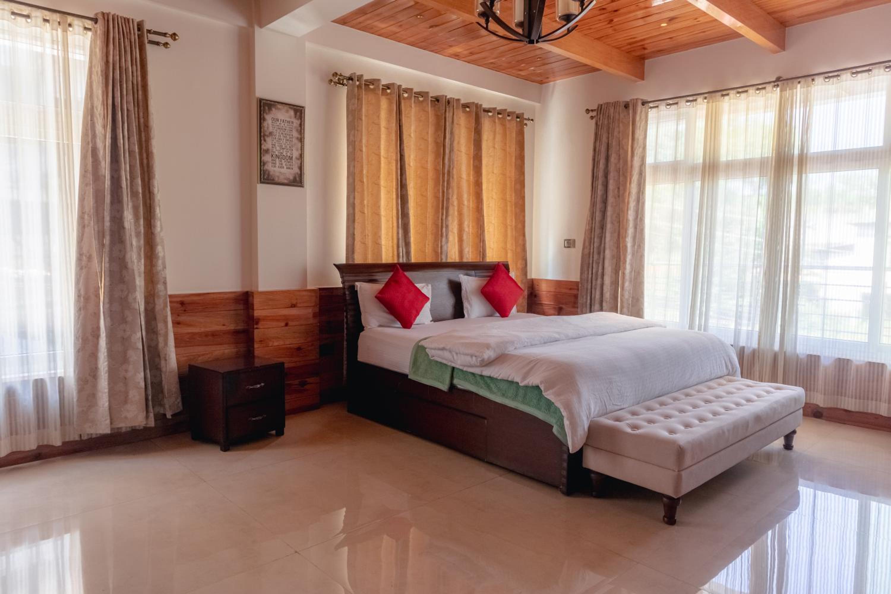 Deluxe King Room photo 1