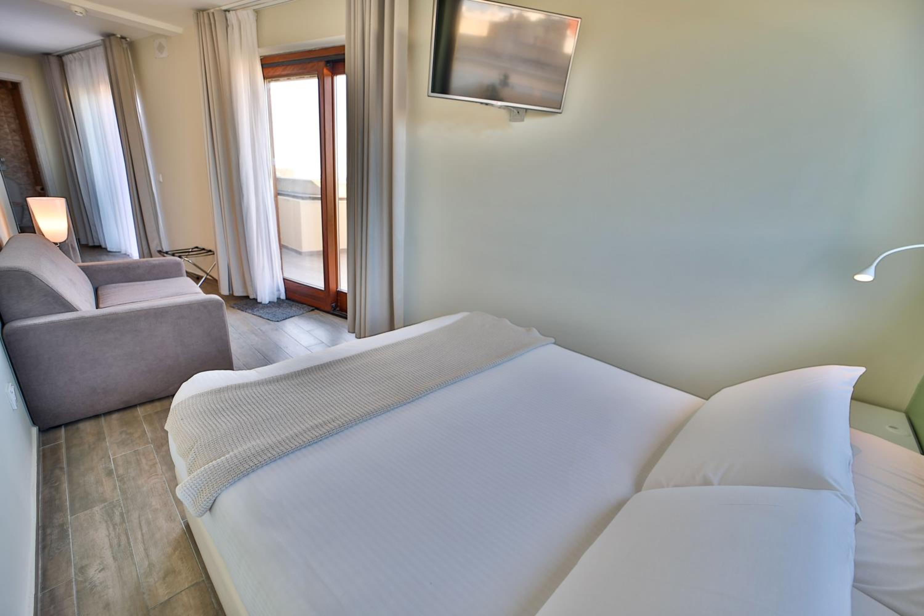 Penthouse Suite with Outdoor Jacuzzi