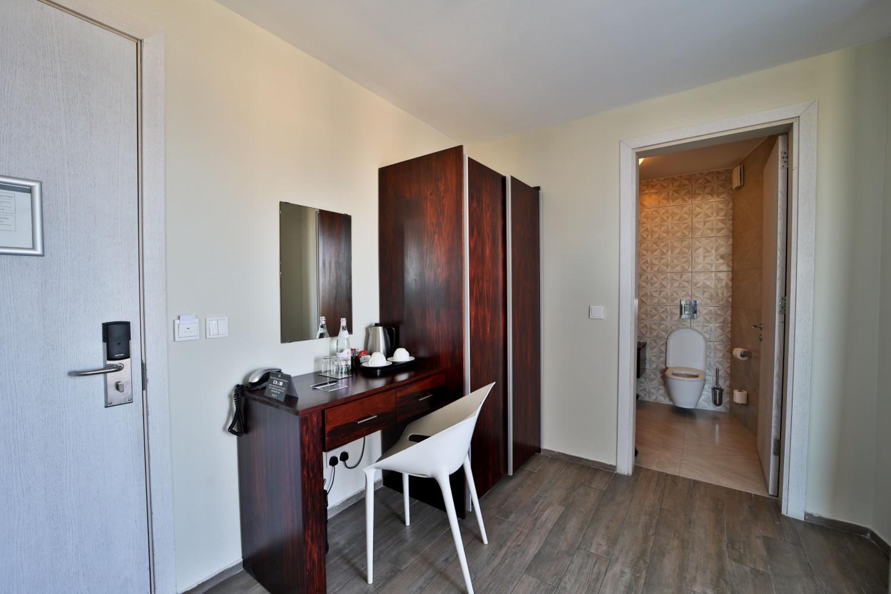 Penthouse Suite with Outdoor Jacuzzi photo 2