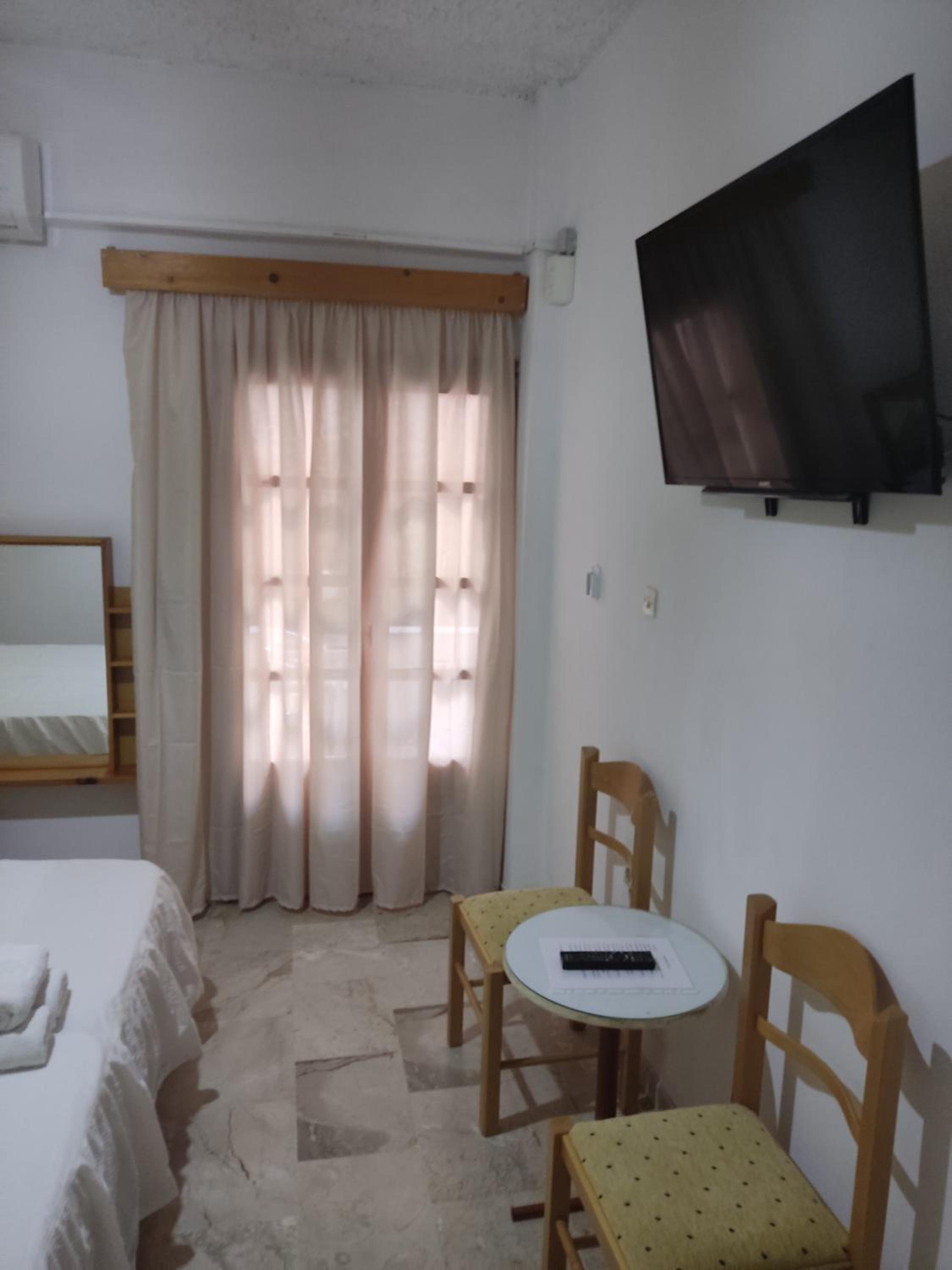 Budget Double Room - Photo 12