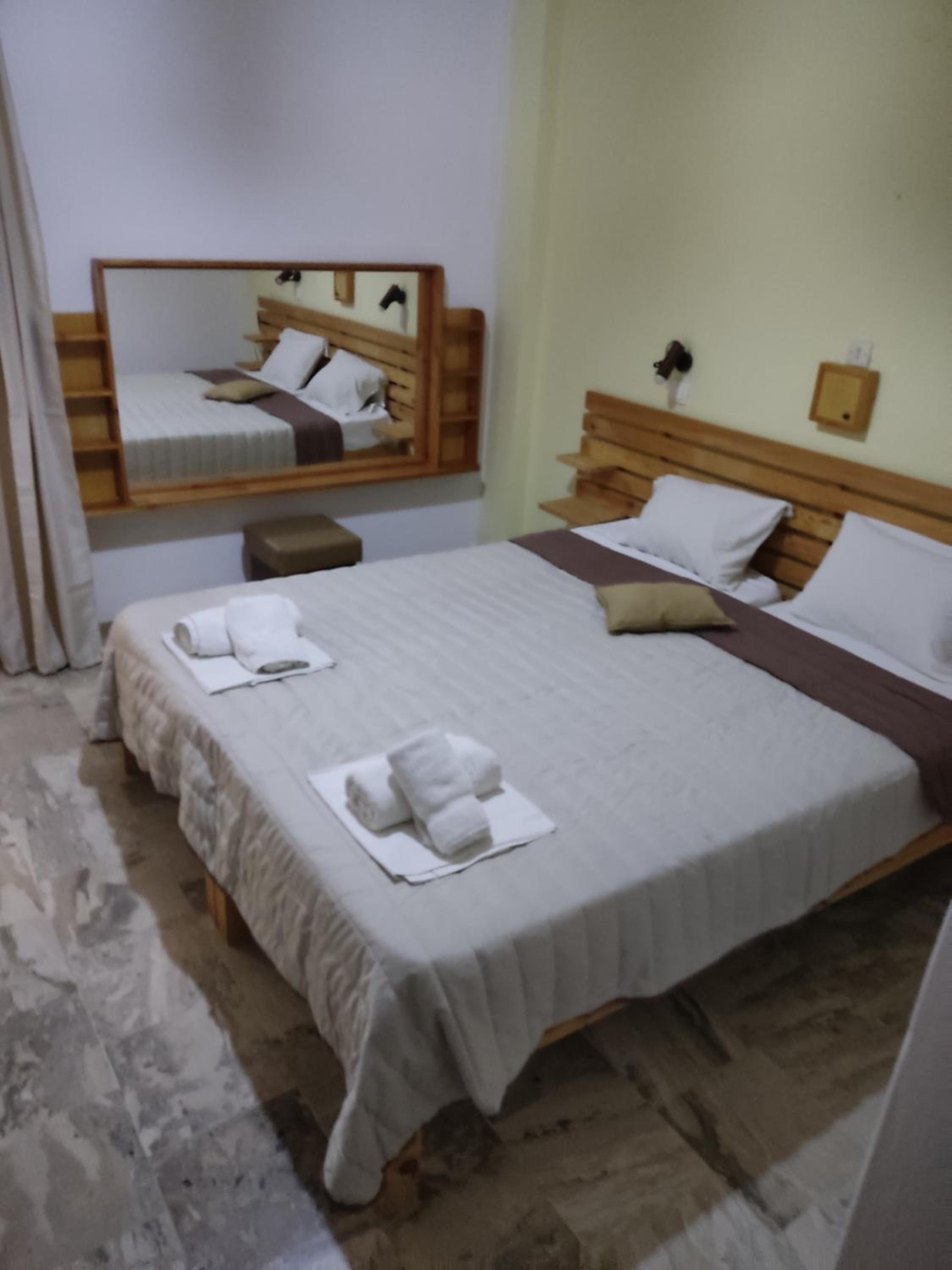 Budget Double Room - Photo 11