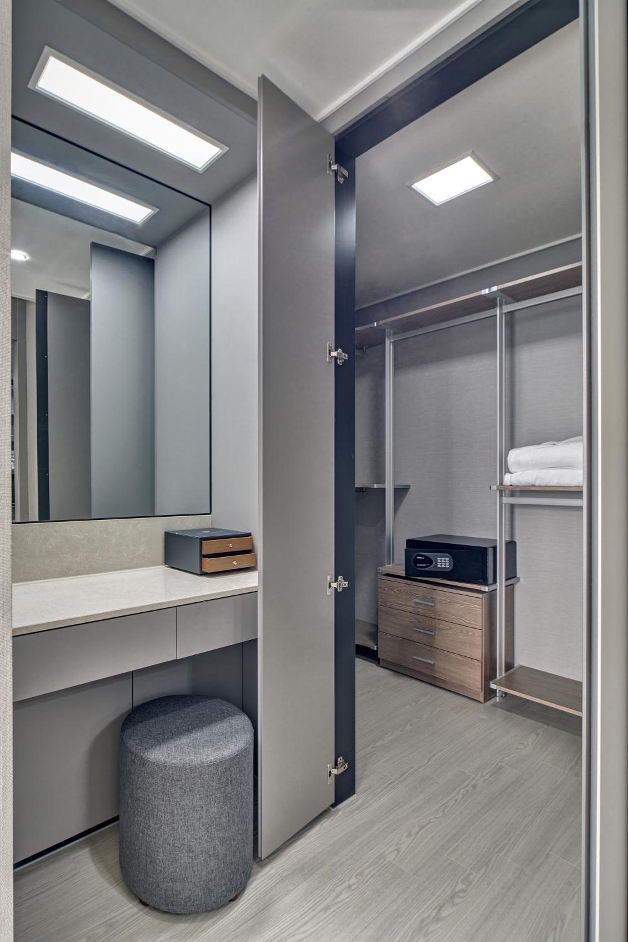 Executive Suite - Photo 2