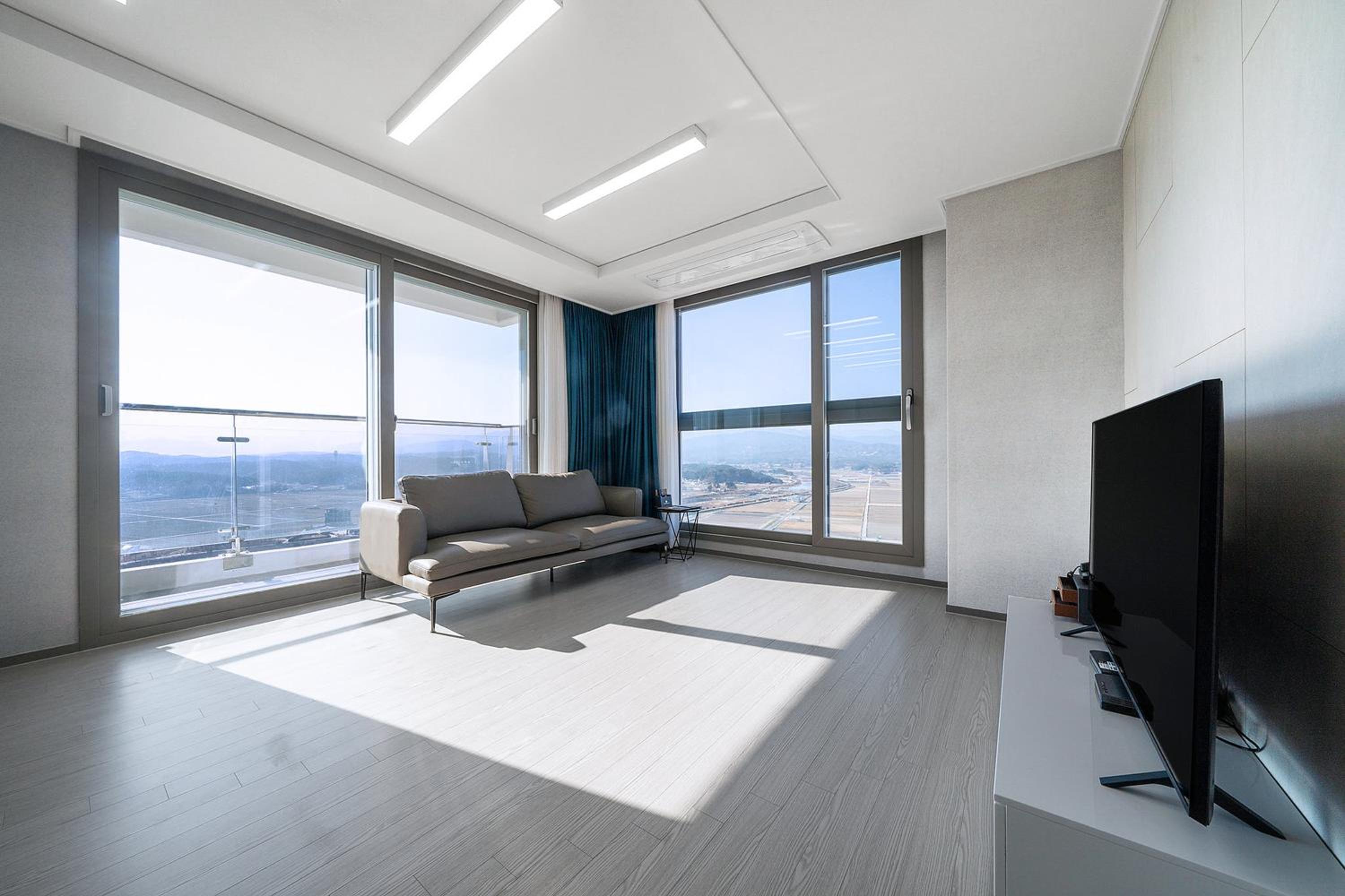 Executive Suite - Photo 6