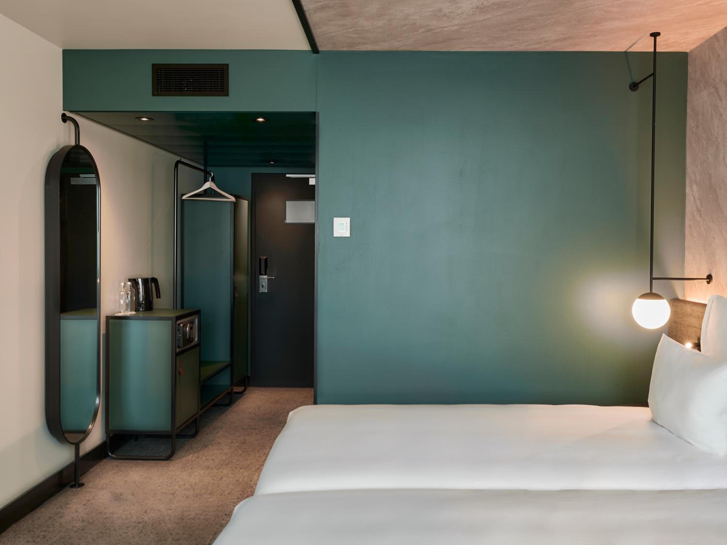 Superior Twin Room with Sofa Bed - Photo 4