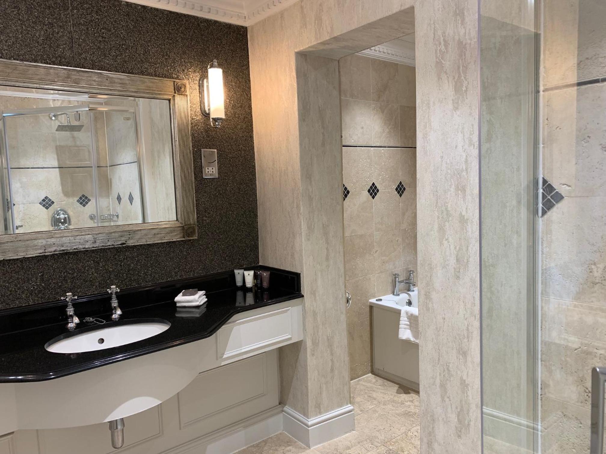 Luxury Super King  Room - Photo 14