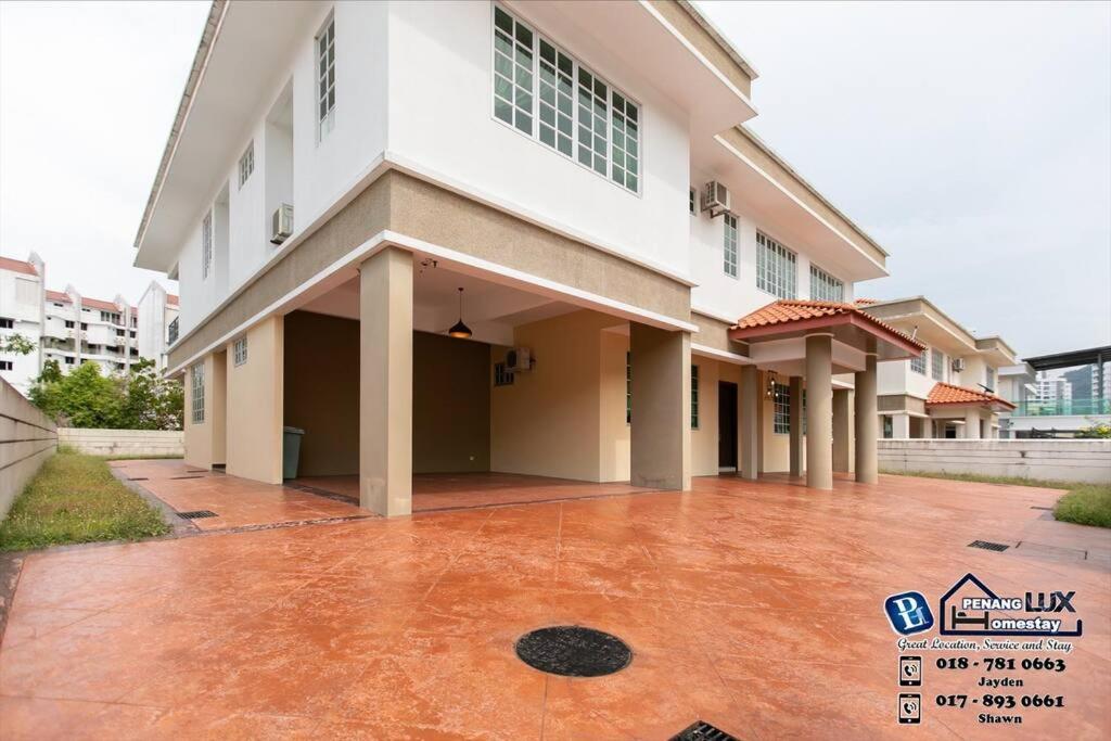 Six-Bedroom House photo 1