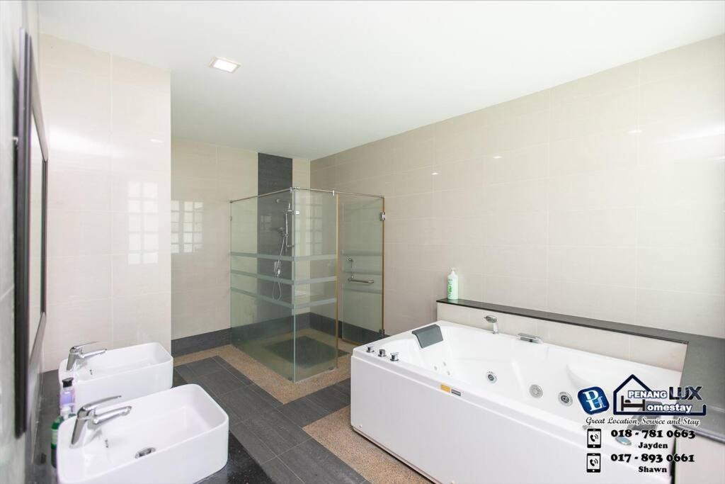Six-Bedroom House photo 2