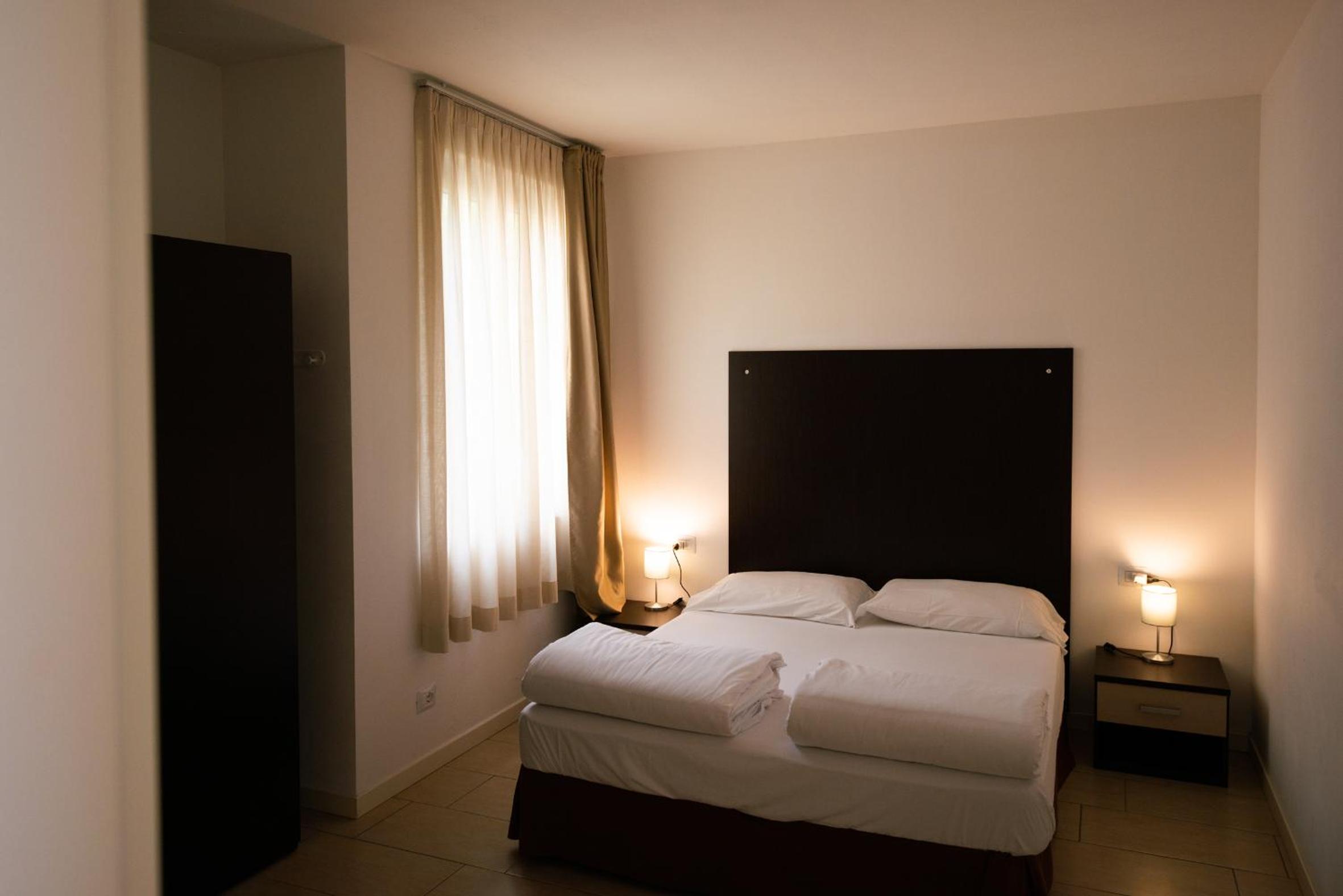 One-Bedroom Apartment with Partial Lake View photo 3