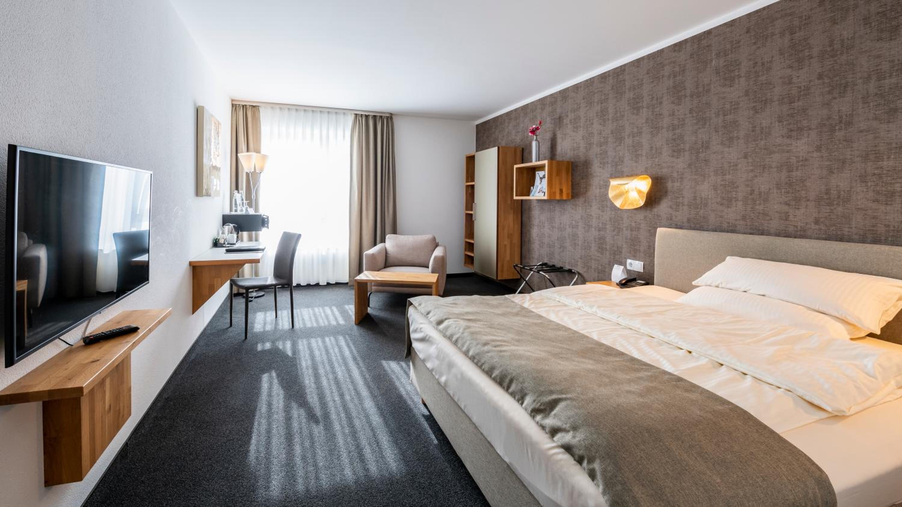 Standard Queen Room - Photo 7