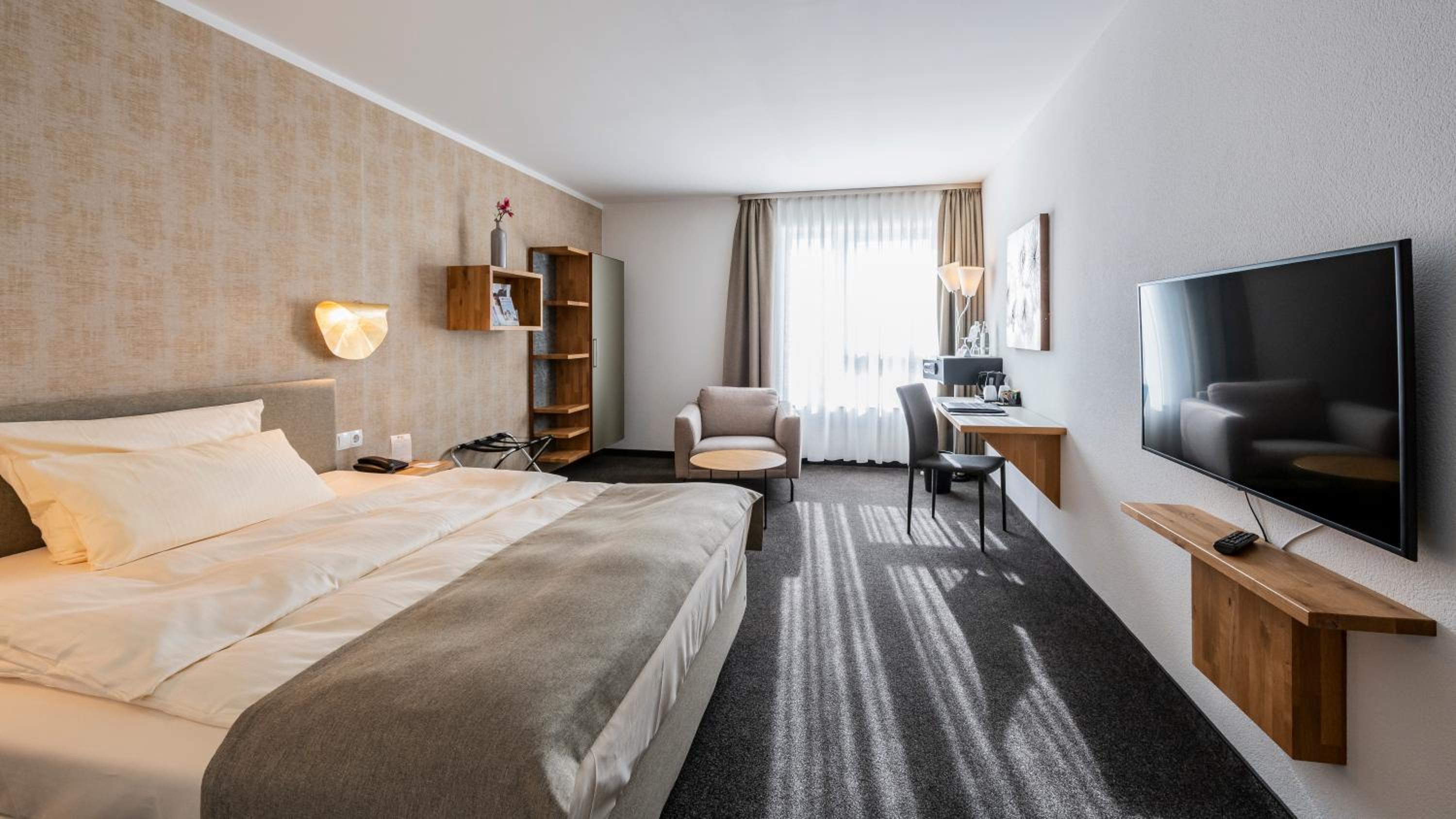 Standard Queen Room - Photo 8