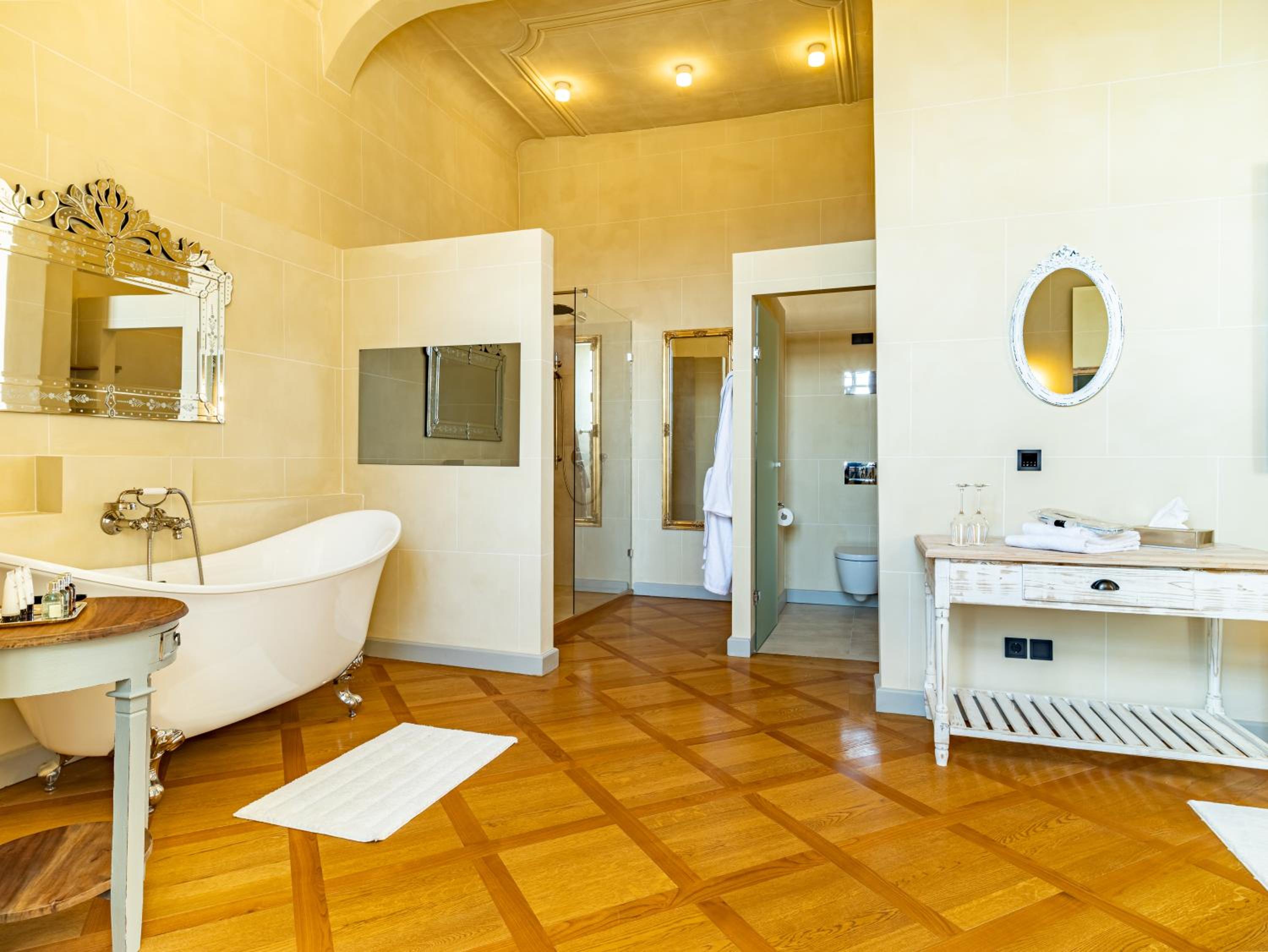 Suite - Photo 8