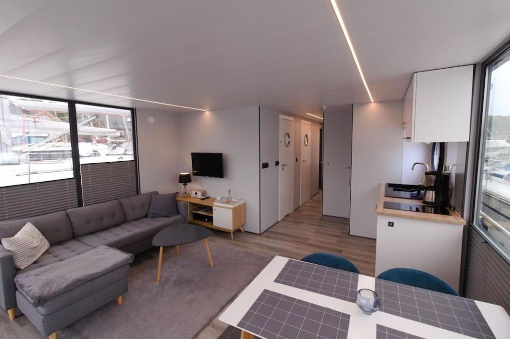 Mobile Home photo 1