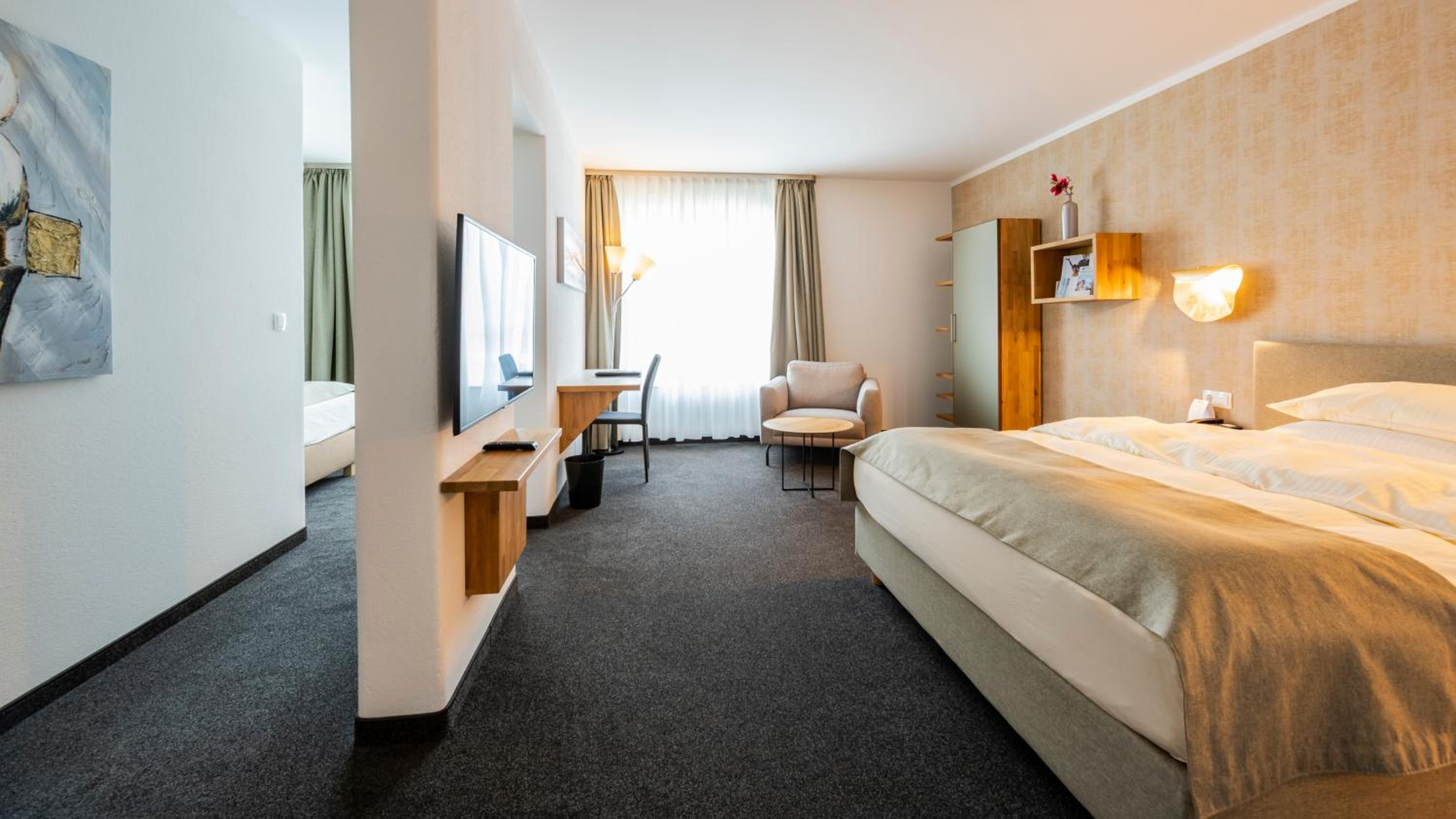 Modern Queen Suite - Photo 4