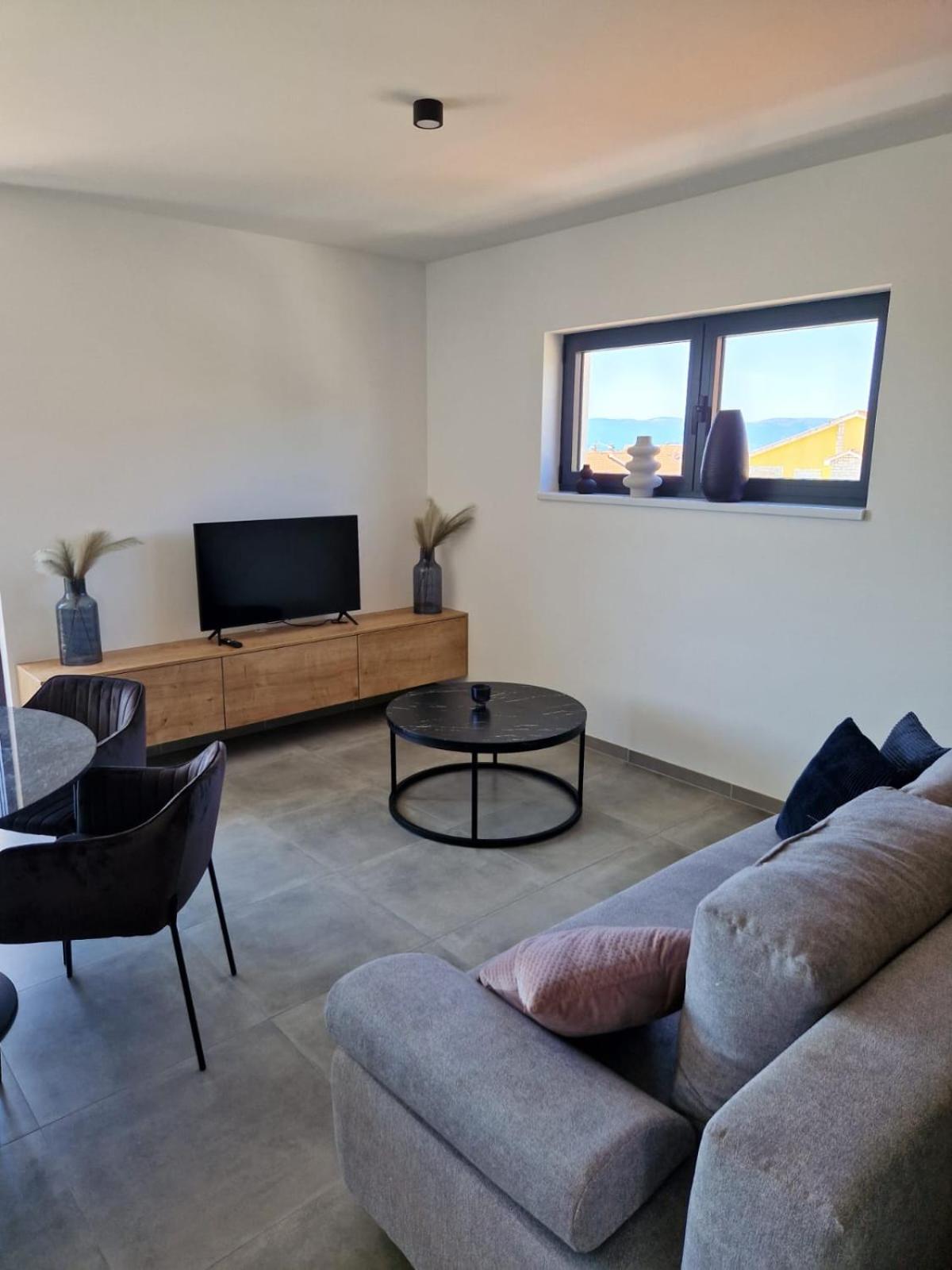 Two-Bedroom Apartment with Private Jacuzzi