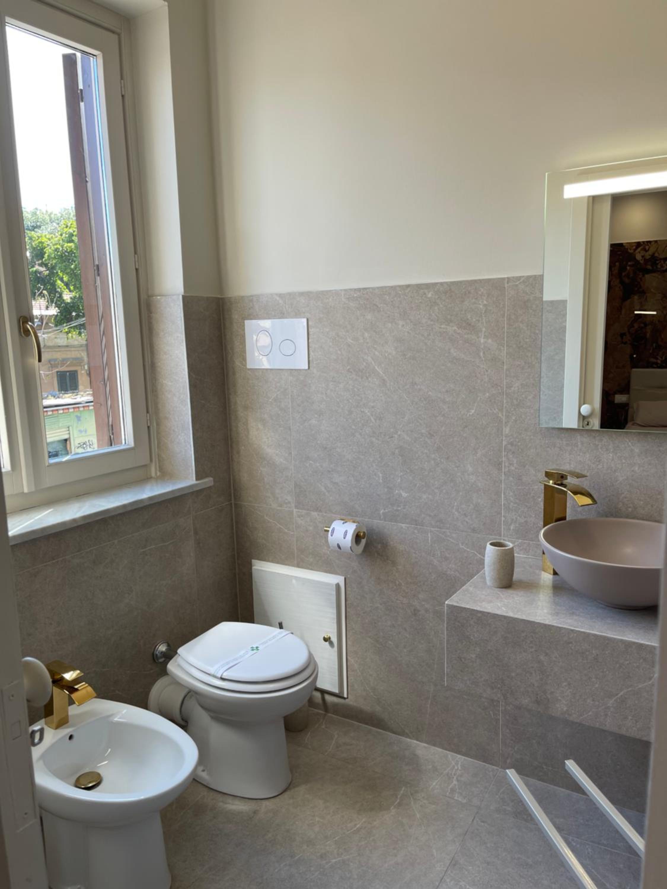 Queen Suite with Spa Bath photo 2
