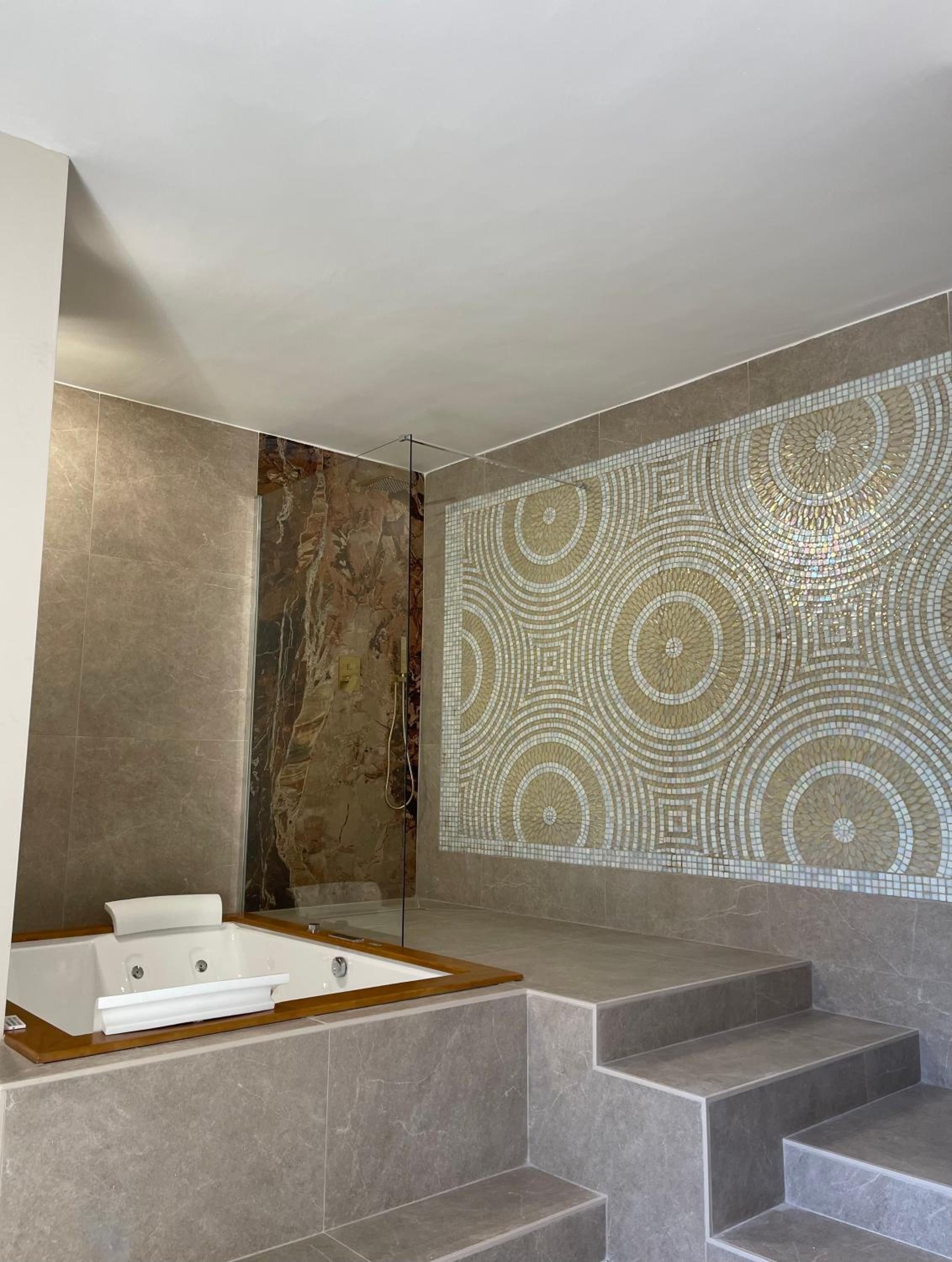 Queen Suite with Spa Bath photo 3