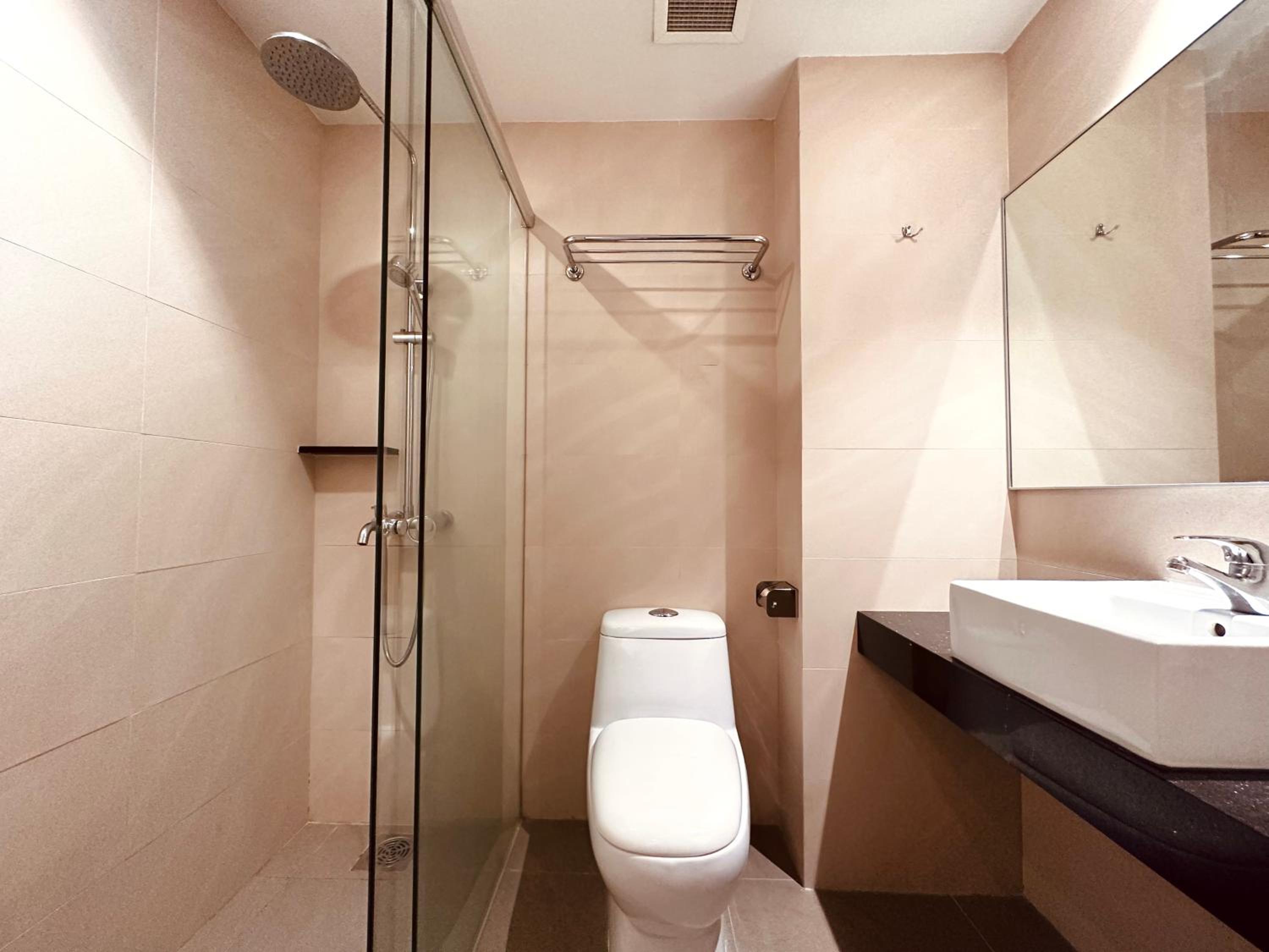 Standard Double or Twin Room without Window photo 3